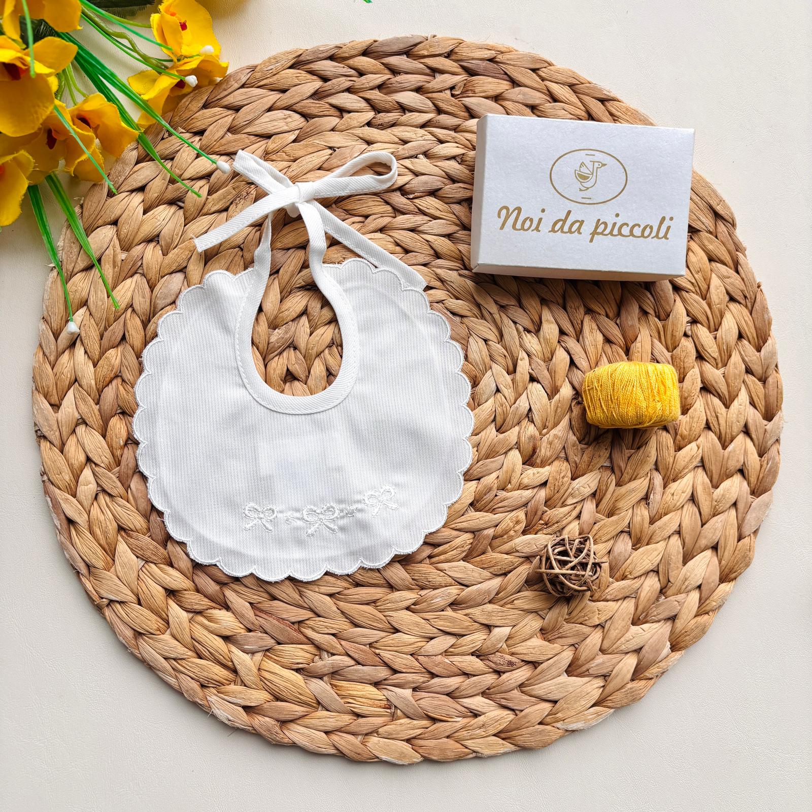 BAVETTA CON POIS E FIOCCHETTI 100% COTONE PIQUET PANNA - Noi da piccoli