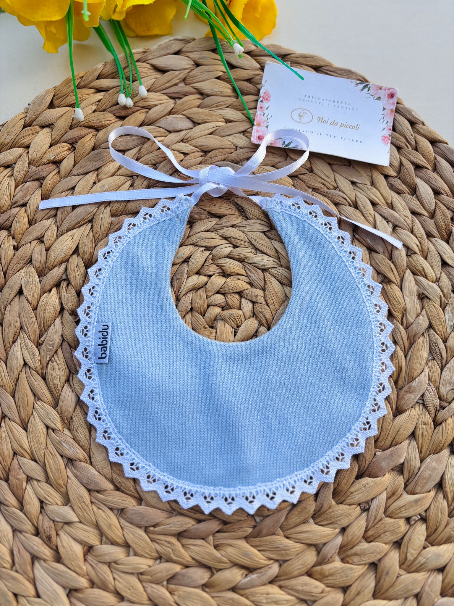 BAVETTA CON RICAMI CIELO - Noi da piccoli