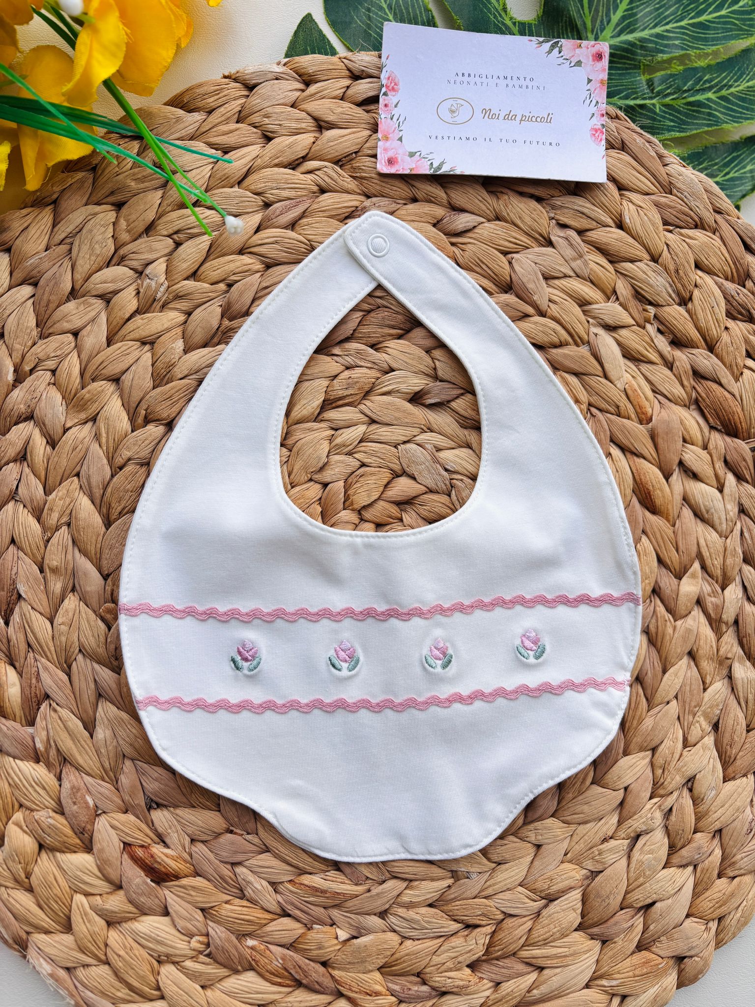 BAVETTA CON RICAMI E FIORELLINI Cotone BIANCO ROSA - Noi da piccoli