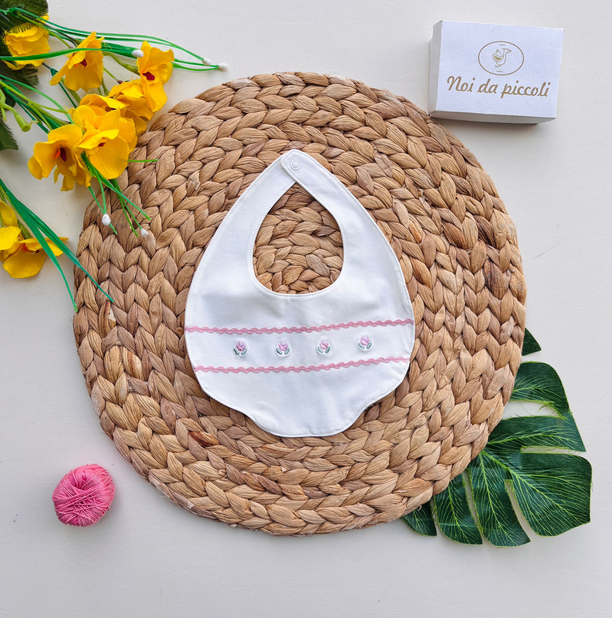 BAVETTA CON RICAMI E FIORELLINI Cotone BIANCO ROSA - Noi da piccoli