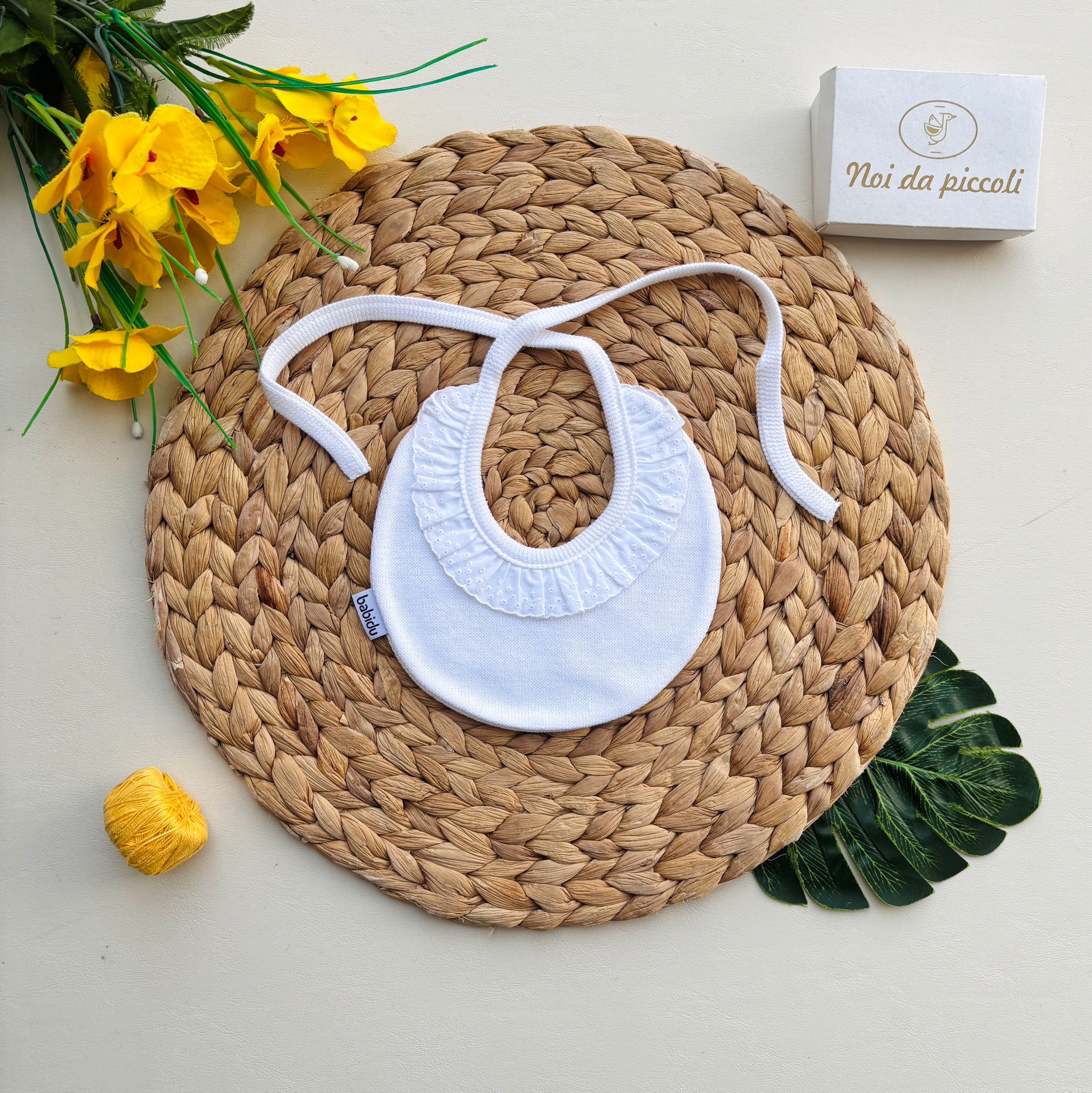 BAVETTA IN COTONE CON RICAMI BIANCO - Noi da piccoli