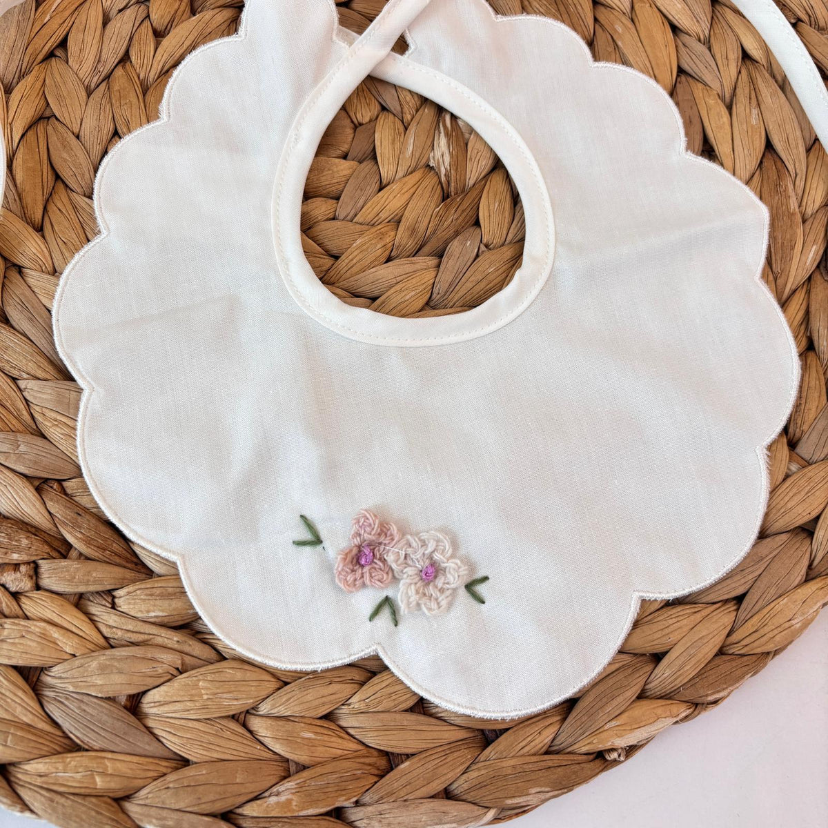 BAVETTA IN COTONE PANNA CON FIORELLINI RICAMATI - Noi da piccoli