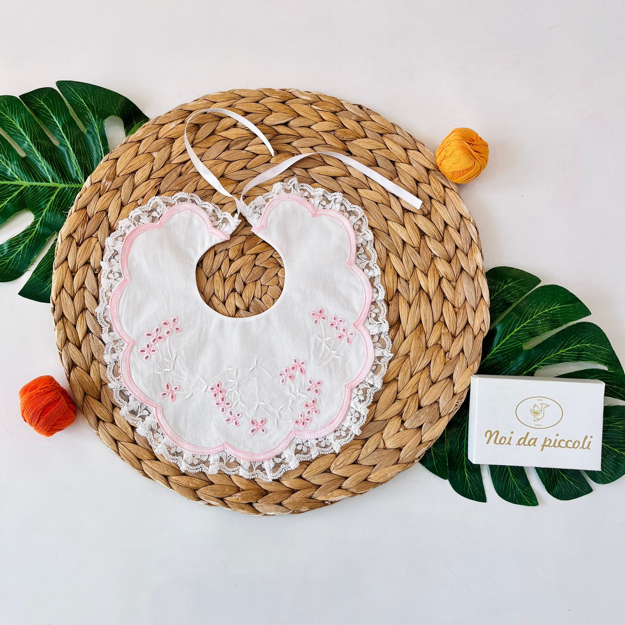 BAVETTA ROSA E BIANCO RICAMATO - Noi da piccoli