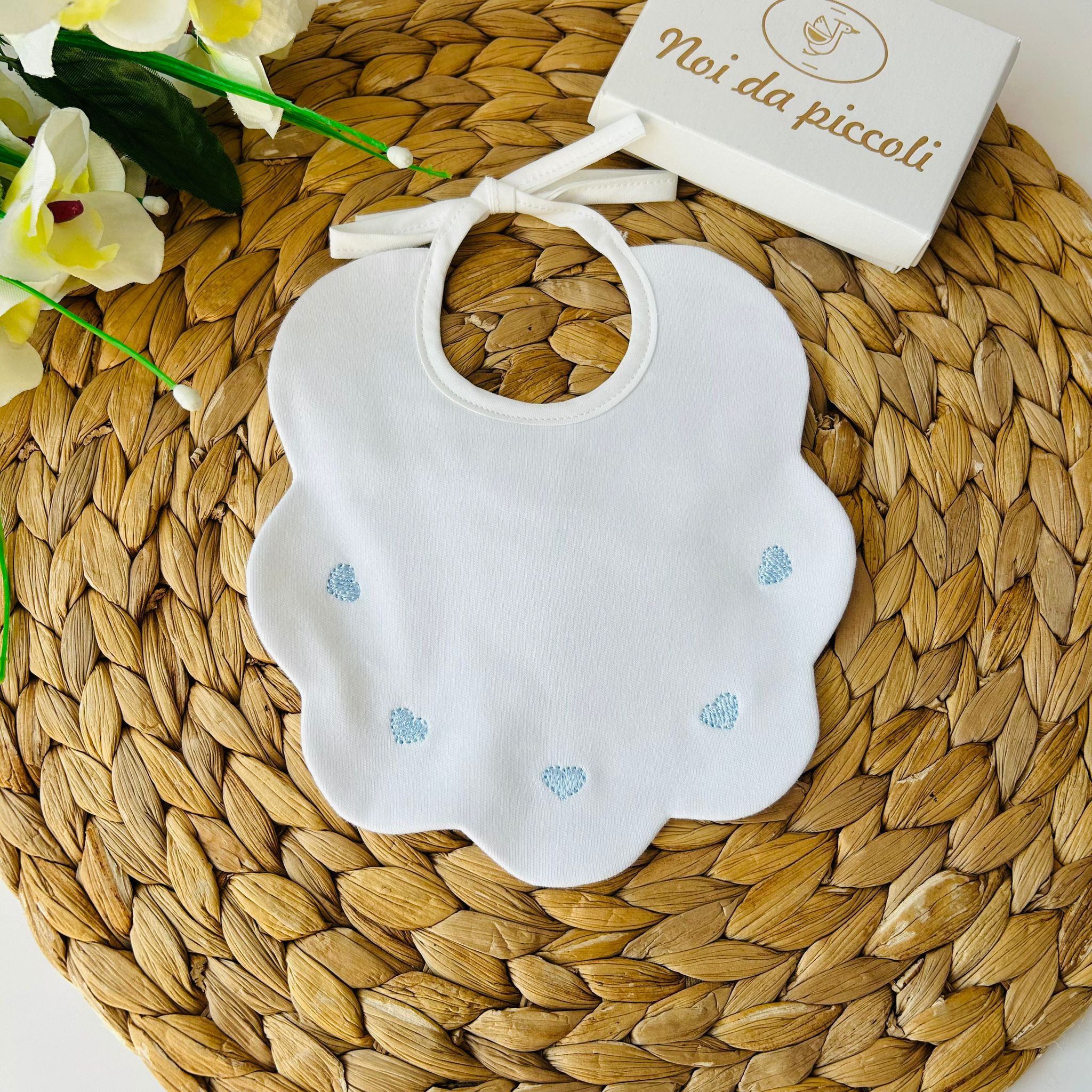 BAVETTINA ONDULATA CON CUORICINI CIELO - Noi da piccoli