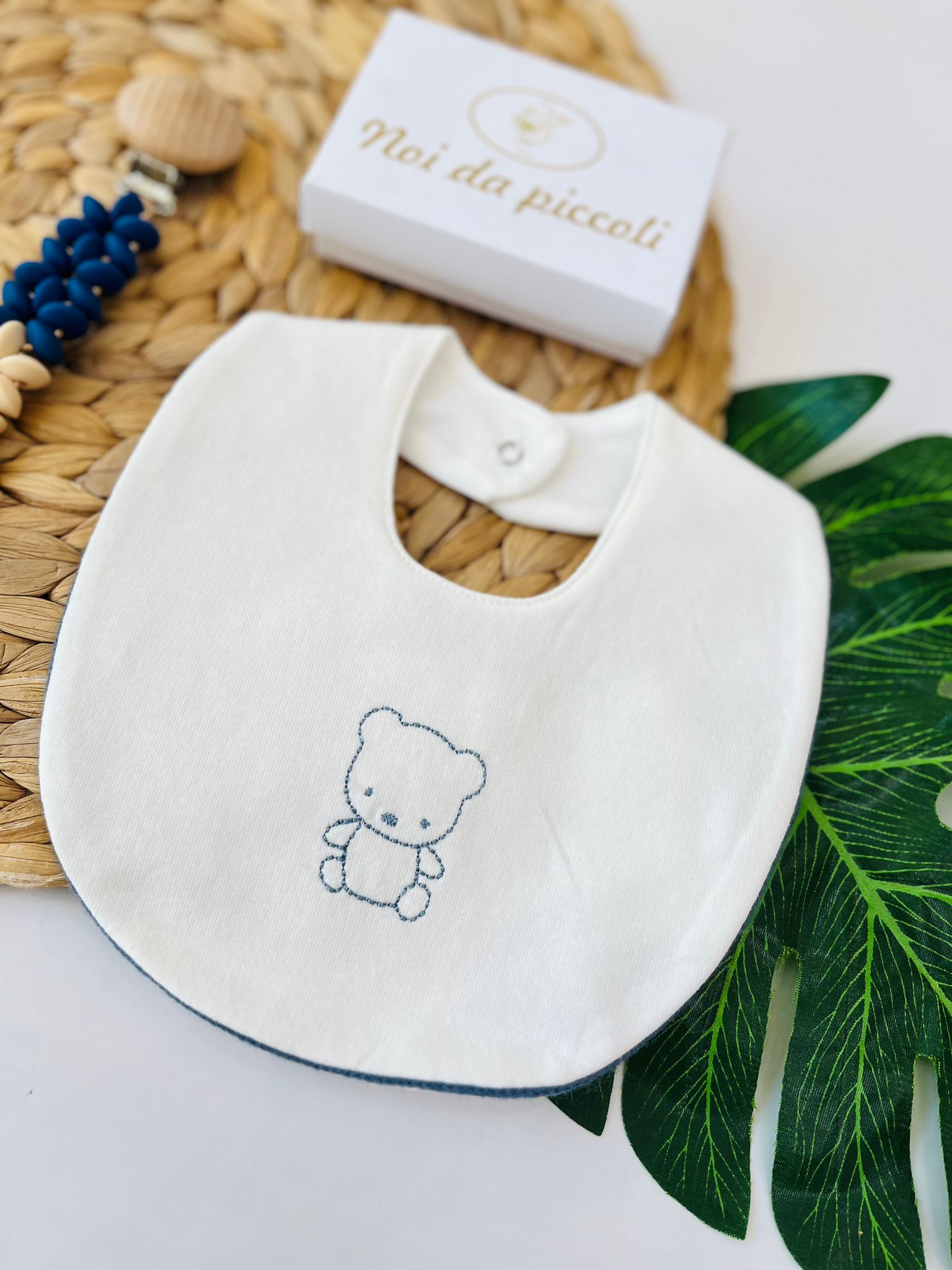 BAVETTO CON ORSETTO SAGOMATO PANNA E AVION - Noi da piccoli