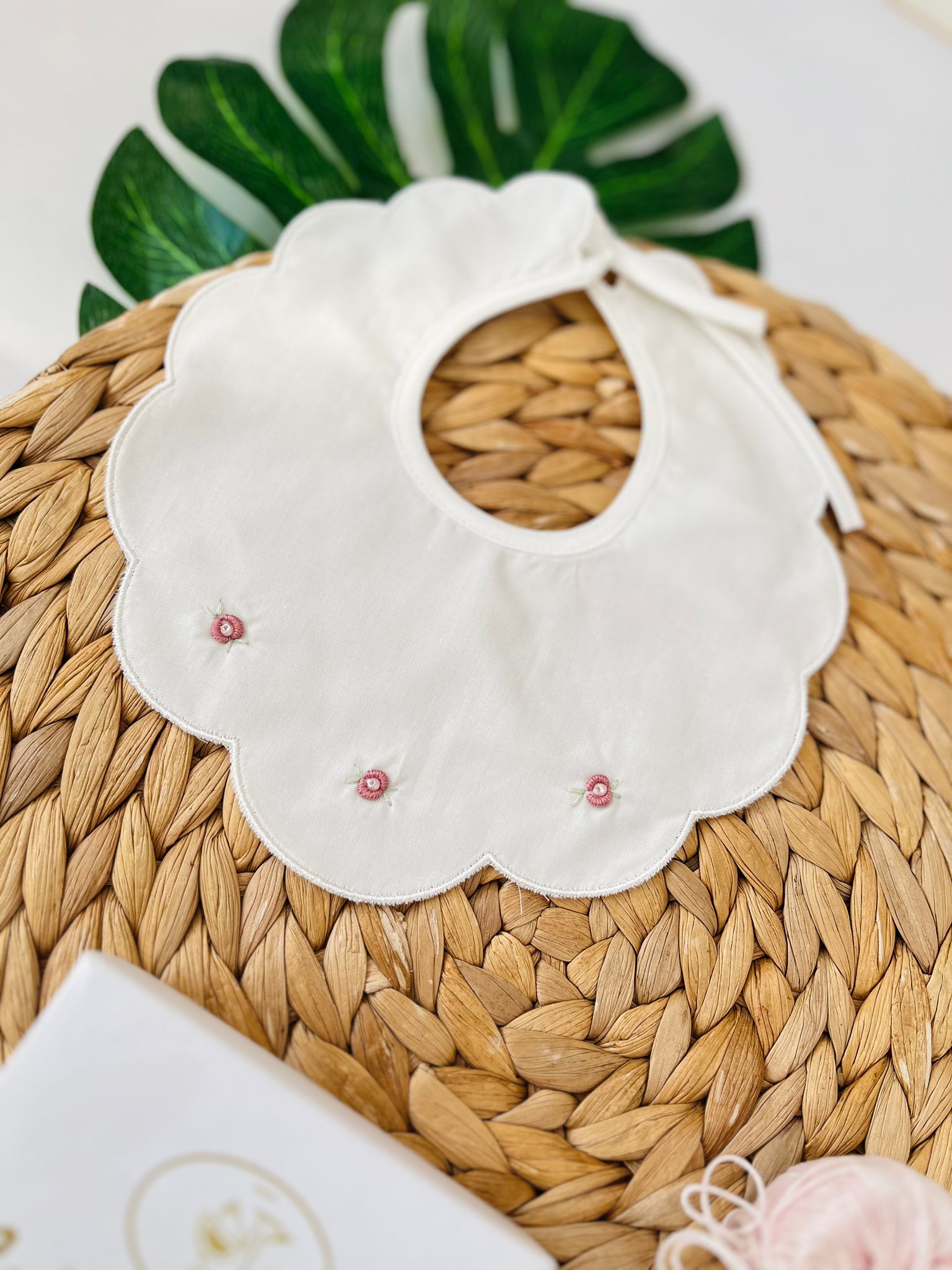 BAVETTO CON ROSELLINE PUNTO VAPORE BIANCO - Noi da piccoli