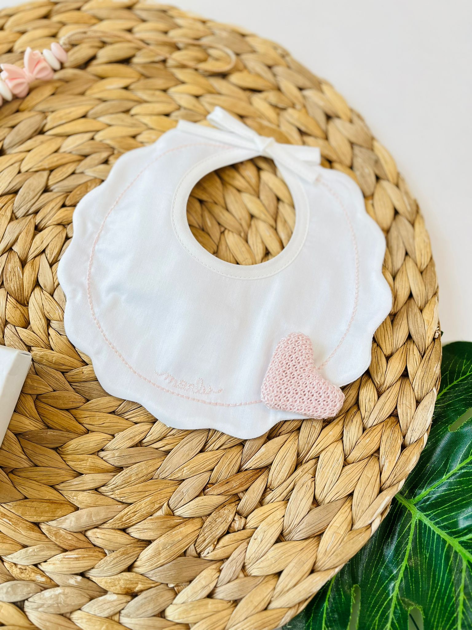 BAVETTO CUORE IN RILIEVO 100 % COTONE BIANCO ROSA CIPRIA - Noi da piccoli