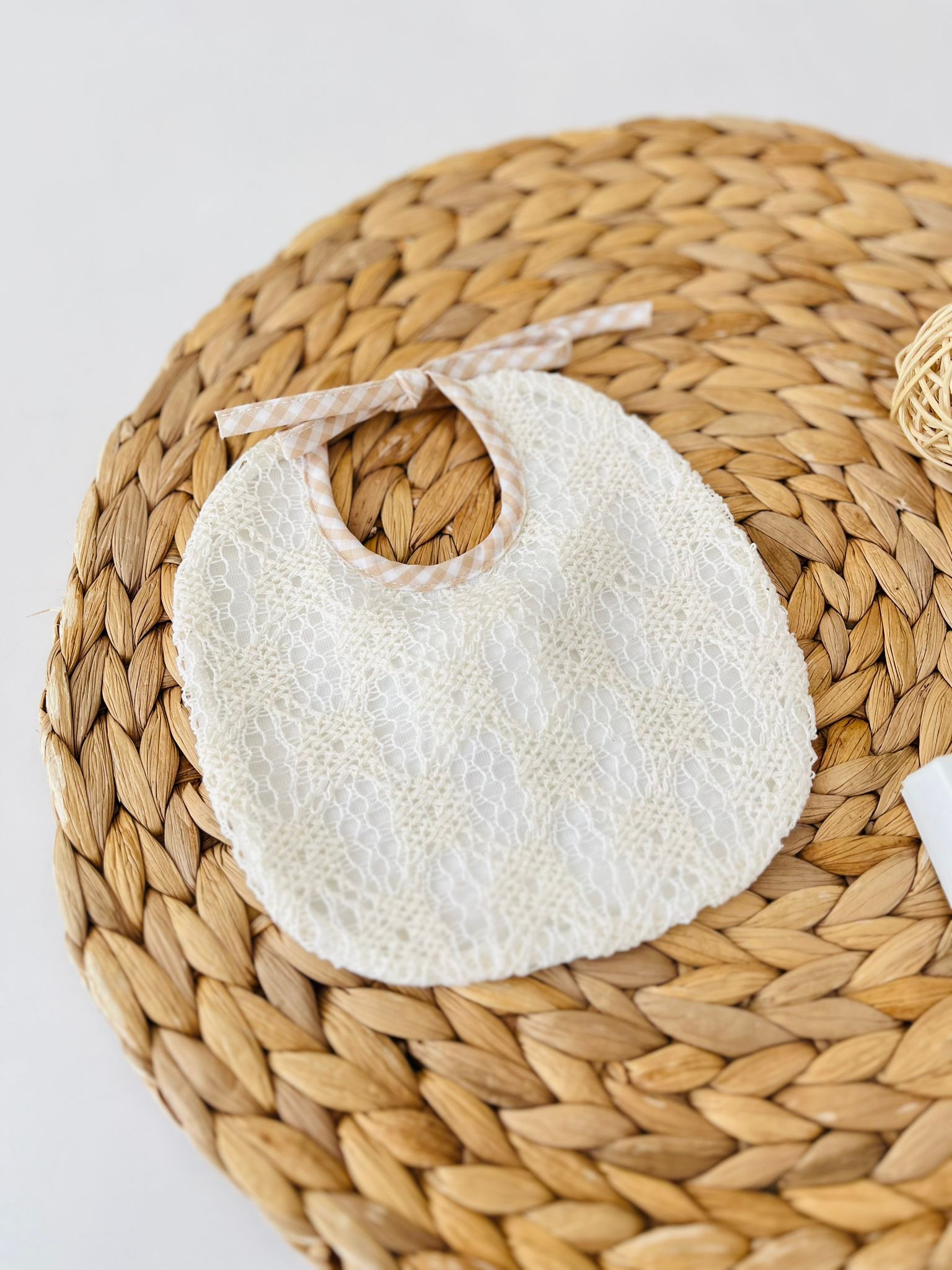 BAVETTO MACRAME' 100 % COTONE BEIGE - Noi da piccoli