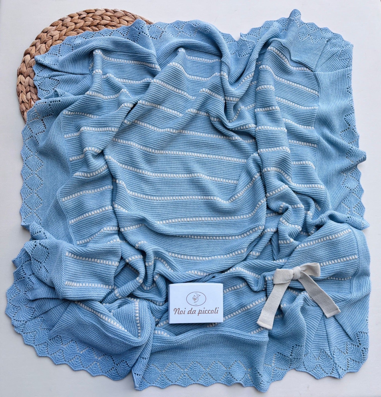 COPERTA CON FIOCCHETTO FILATO CALDO CIELO E BEIGE