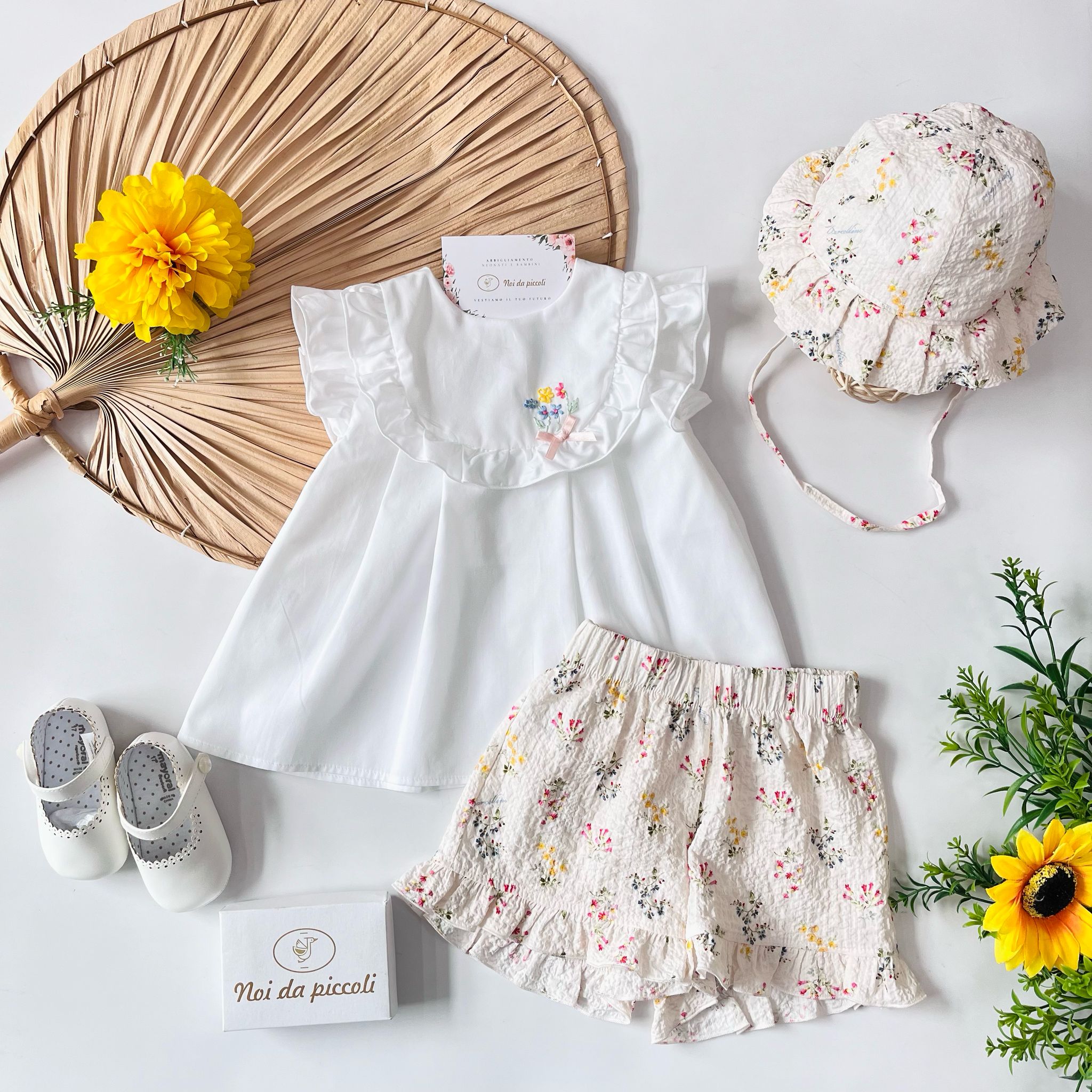 BLUSA BIANCA CON PANTALONCINO ORLO SMERLATO FLOREALE - Noi da piccoli