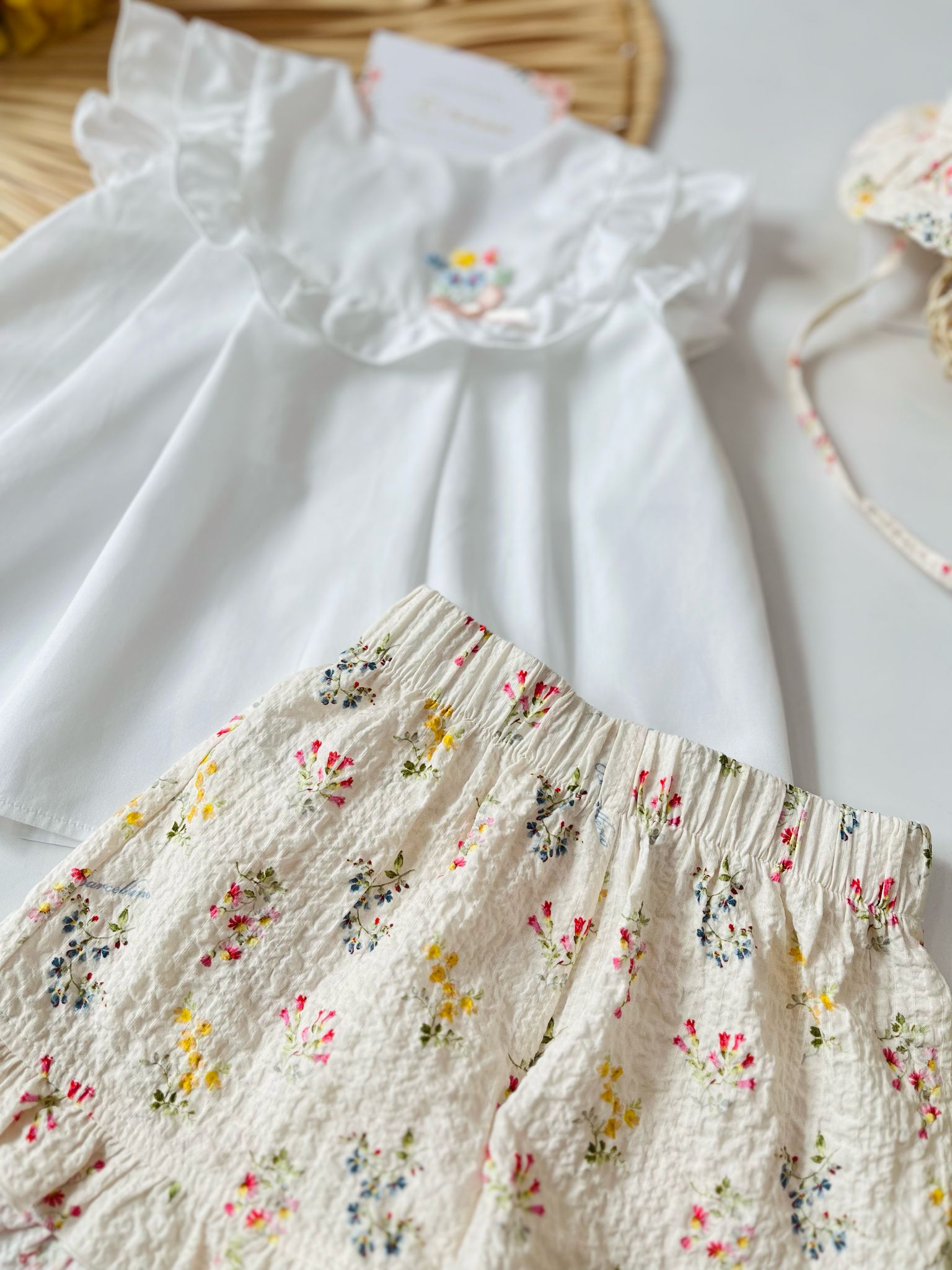 BLUSA BIANCA CON PANTALONCINO ORLO SMERLATO FLOREALE - Noi da piccoli