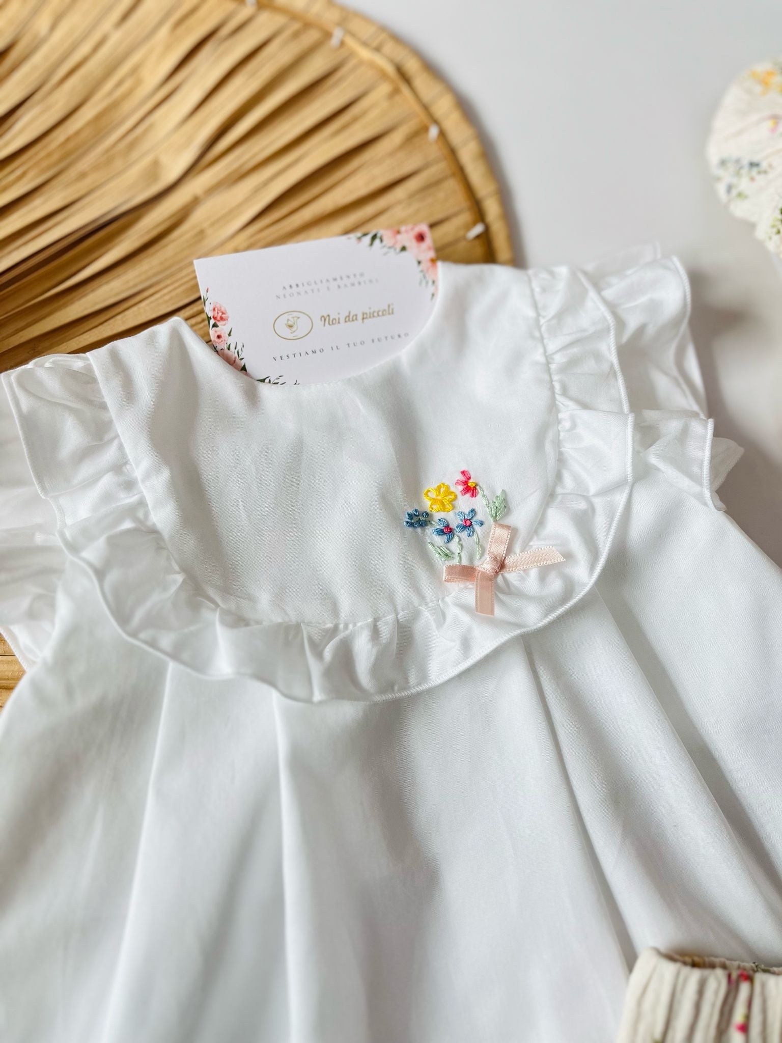 BLUSA BIANCA CON PANTALONCINO ORLO SMERLATO FLOREALE - Noi da piccoli