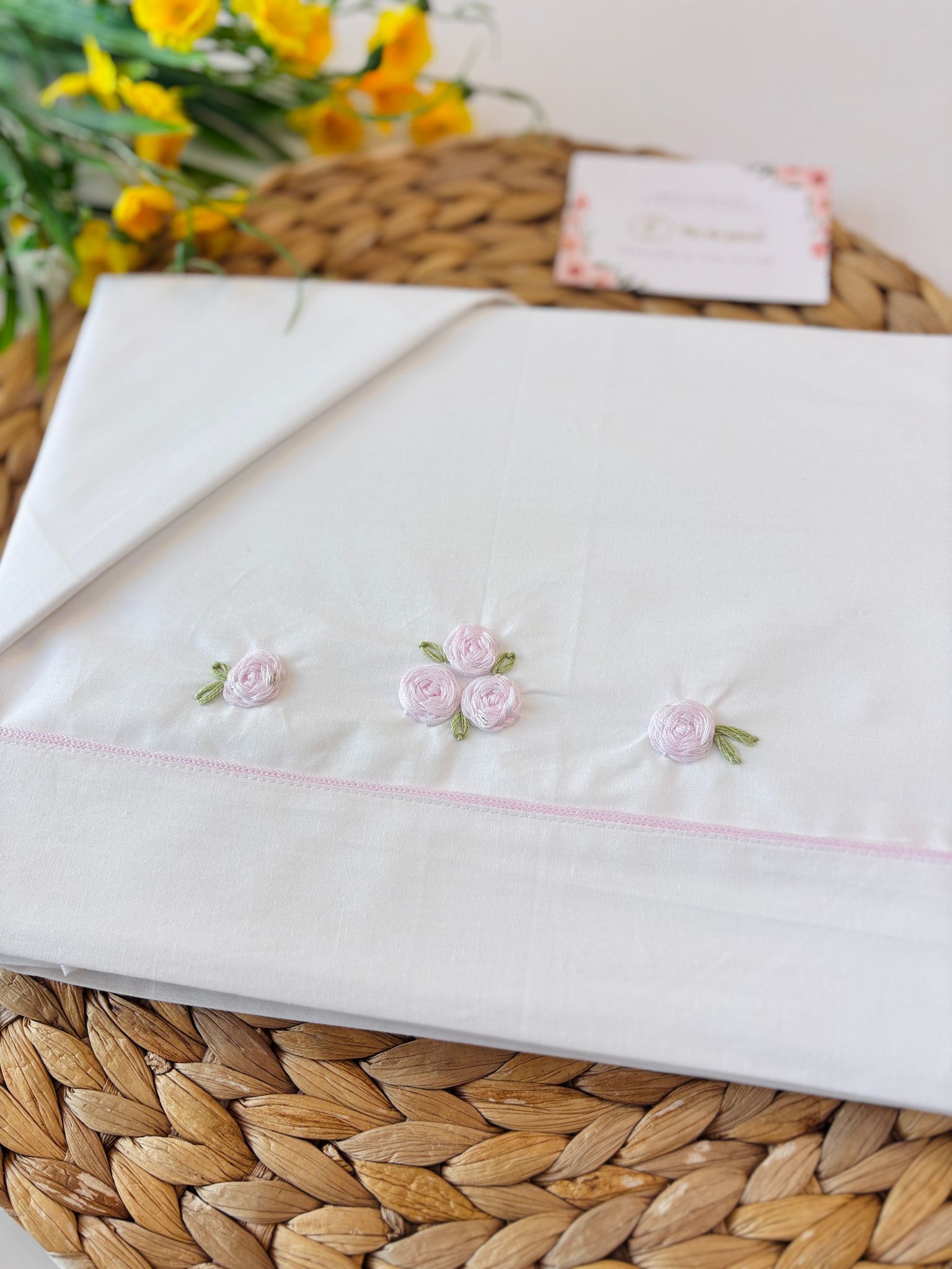 SET LENZUOLA 100 % COTONE BIANCO RICAMATO CON ROSELLINE