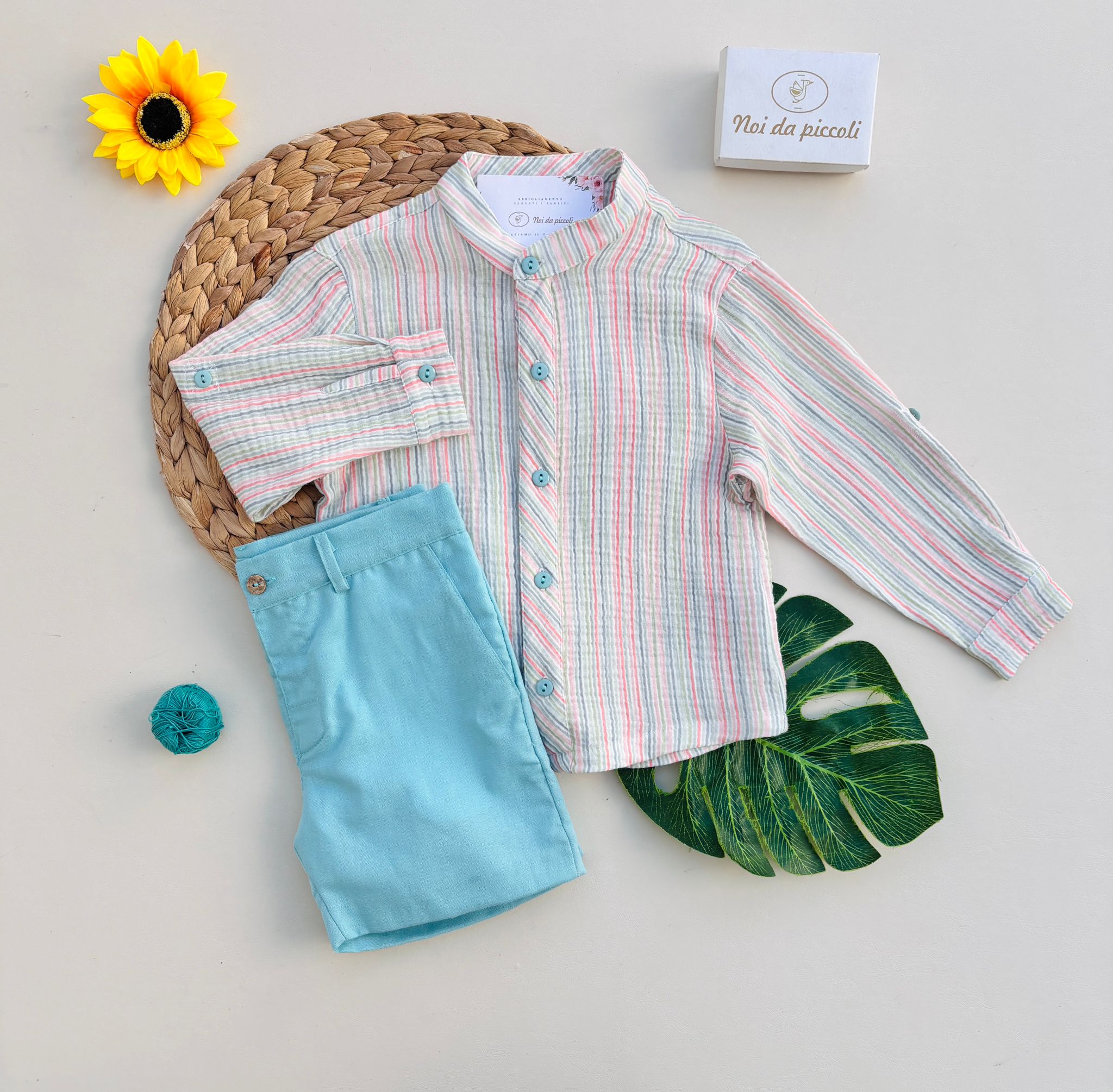 CAMICIA A MANICA LUNGA A RIGHE COLORATE IN COTONE CON PANTALONCINO VERDE - Noi da piccoli