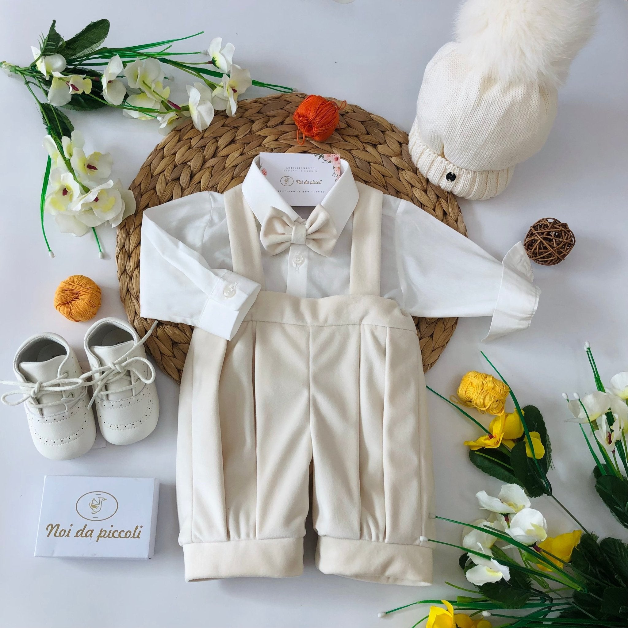 CAMICINA BIANCA CON SALOPETTE CORTA E PAPILLON IN VELLUTO BEIGE - Noi da piccoli