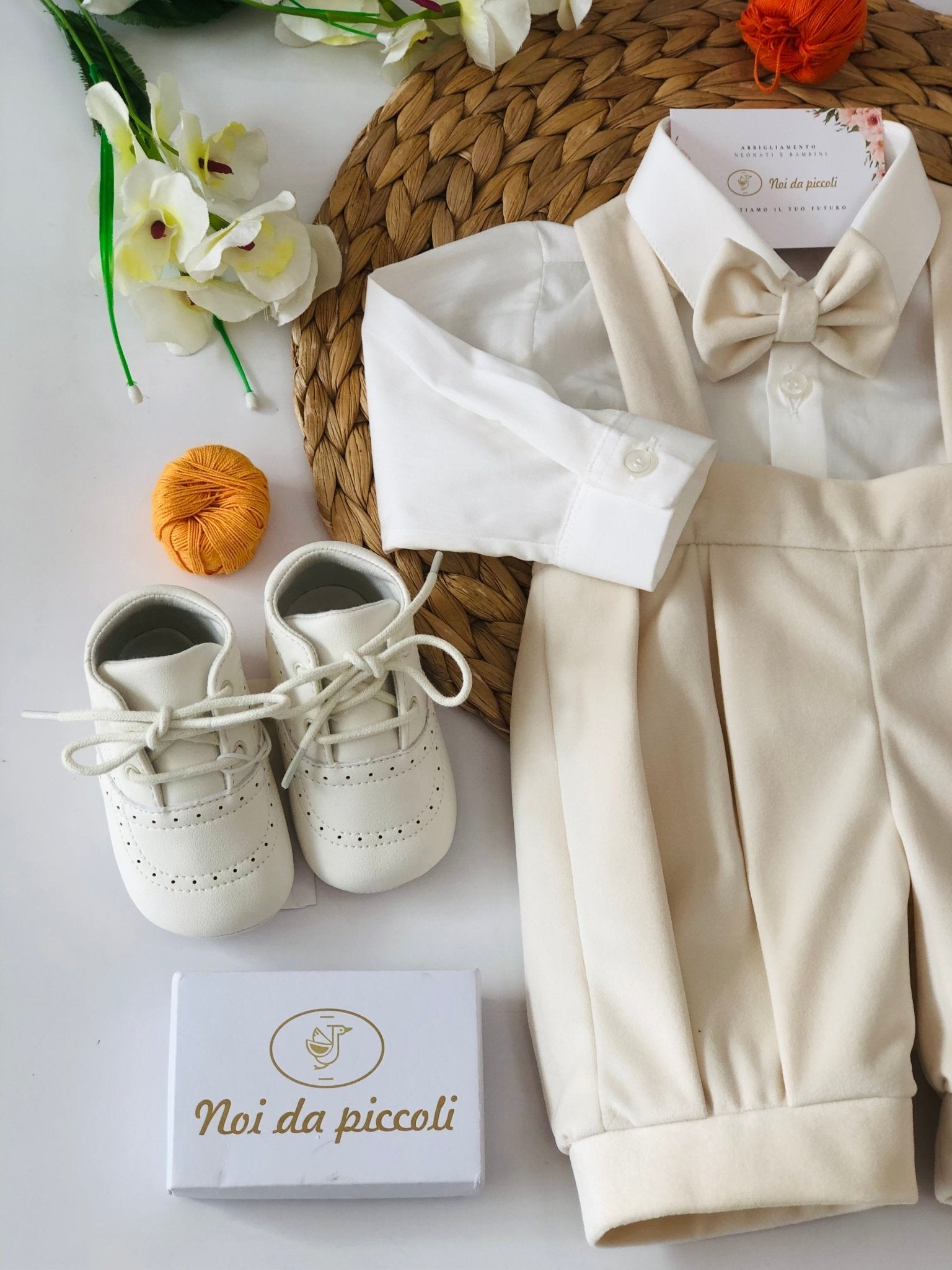 CAMICINA BIANCA CON SALOPETTE CORTA E PAPILLON IN VELLUTO BEIGE - Noi da piccoli