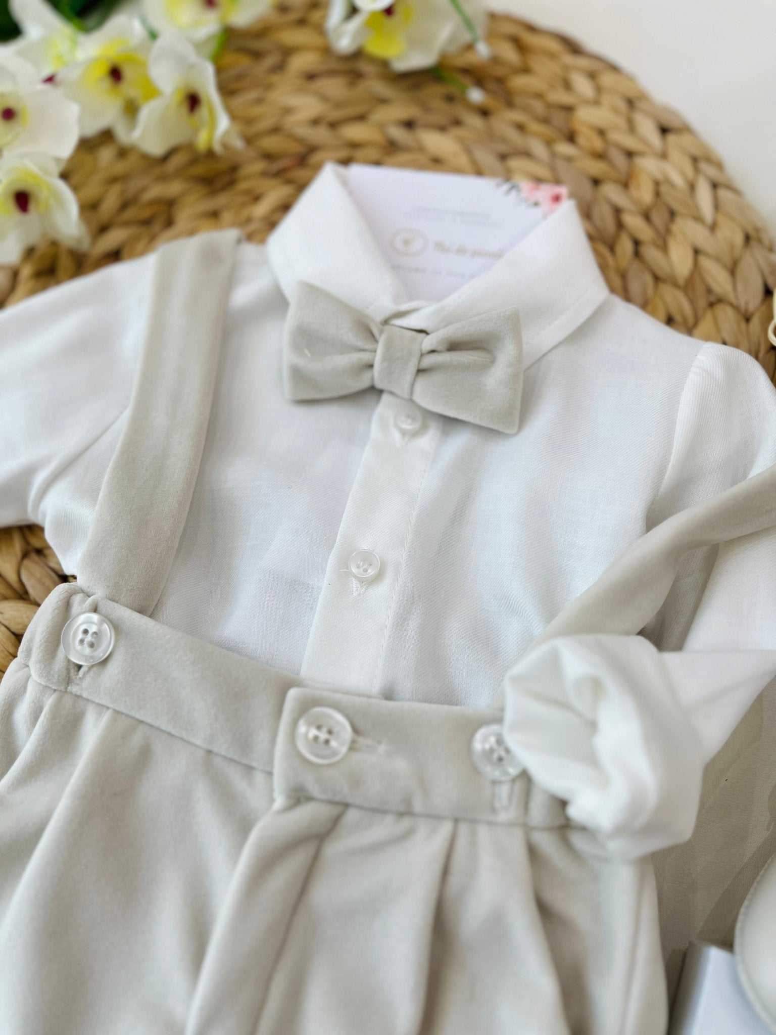 CAMICINA BIANCA CON SALOPETTE E PAPILLON IN VELLUTO BEIGE - Noi da piccoli