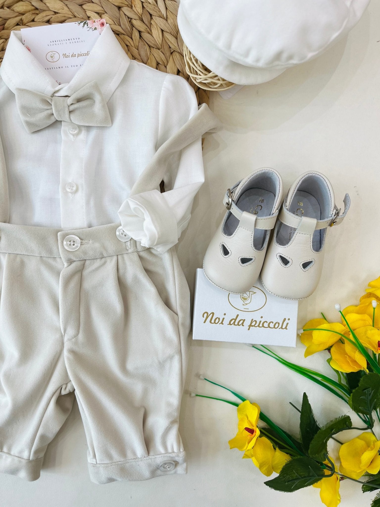 CAMICINA BIANCA CON SALOPETTE E PAPILLON IN VELLUTO BEIGE - Noi da piccoli