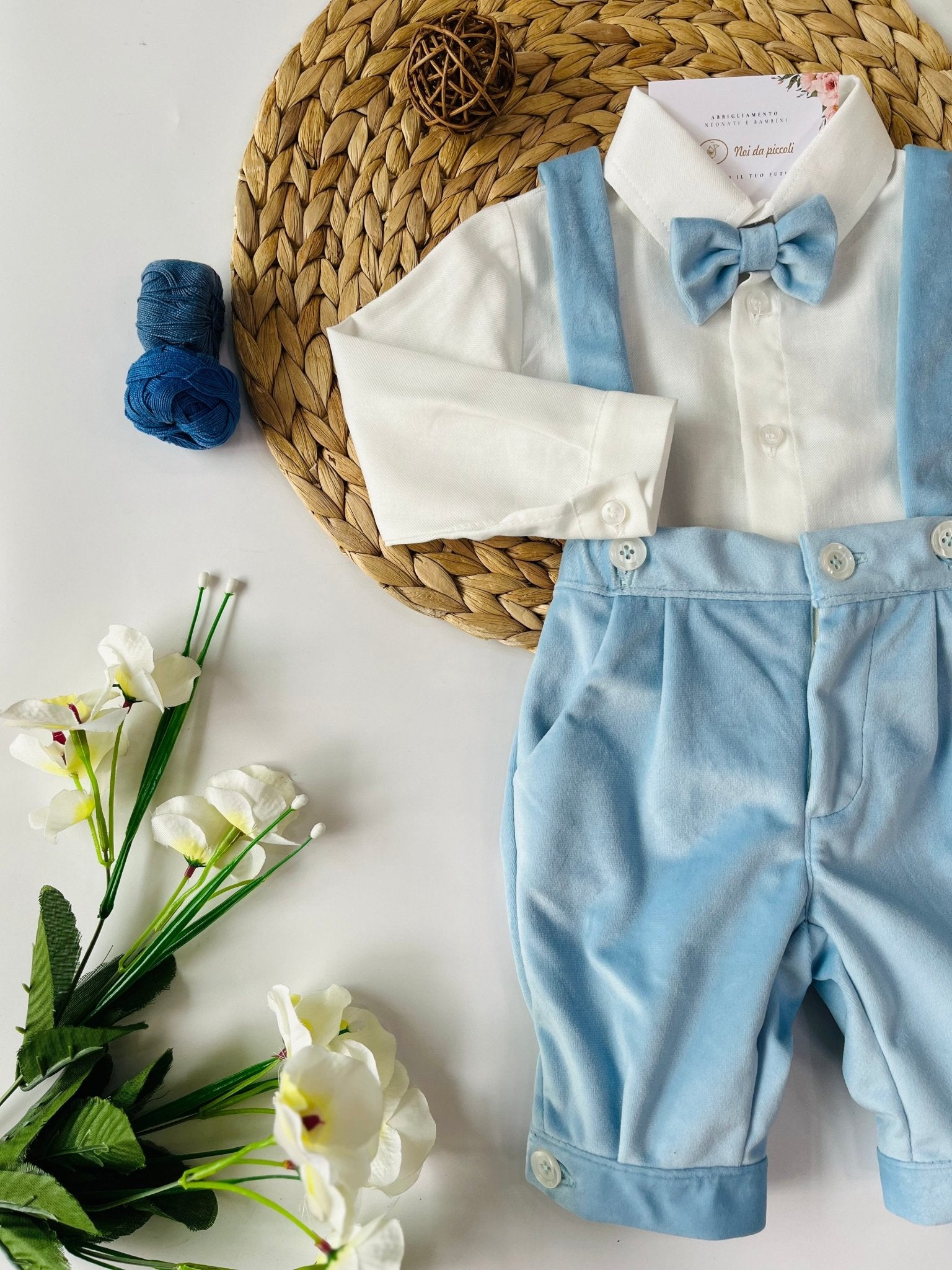 CAMICINA BIANCA CON SALOPETTE E PAPILLON IN VELLUTO CIELO - Noi da piccoli