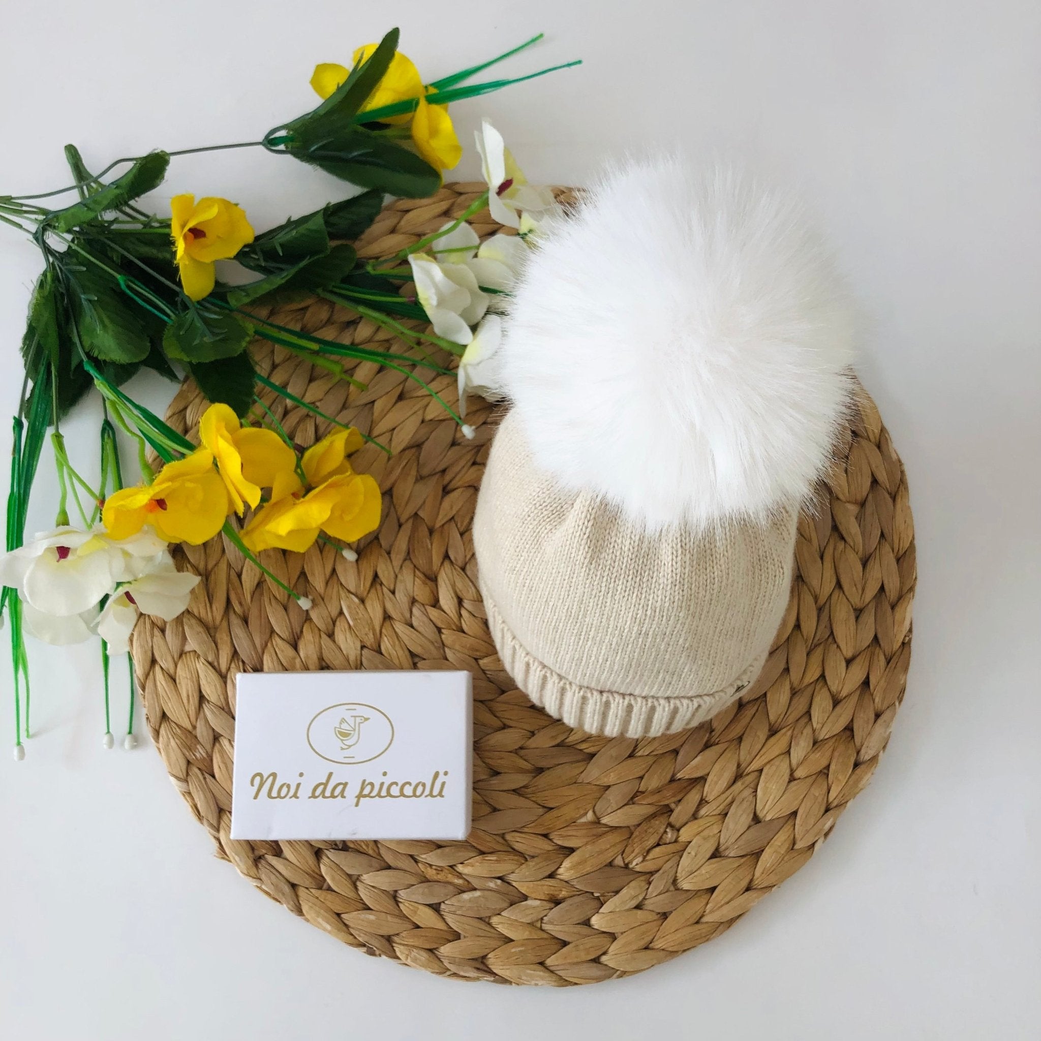 CAPPELLINO BEIGE CON PON POM IN ECOPELLICCIA E CASHMERE - Noi da piccoli