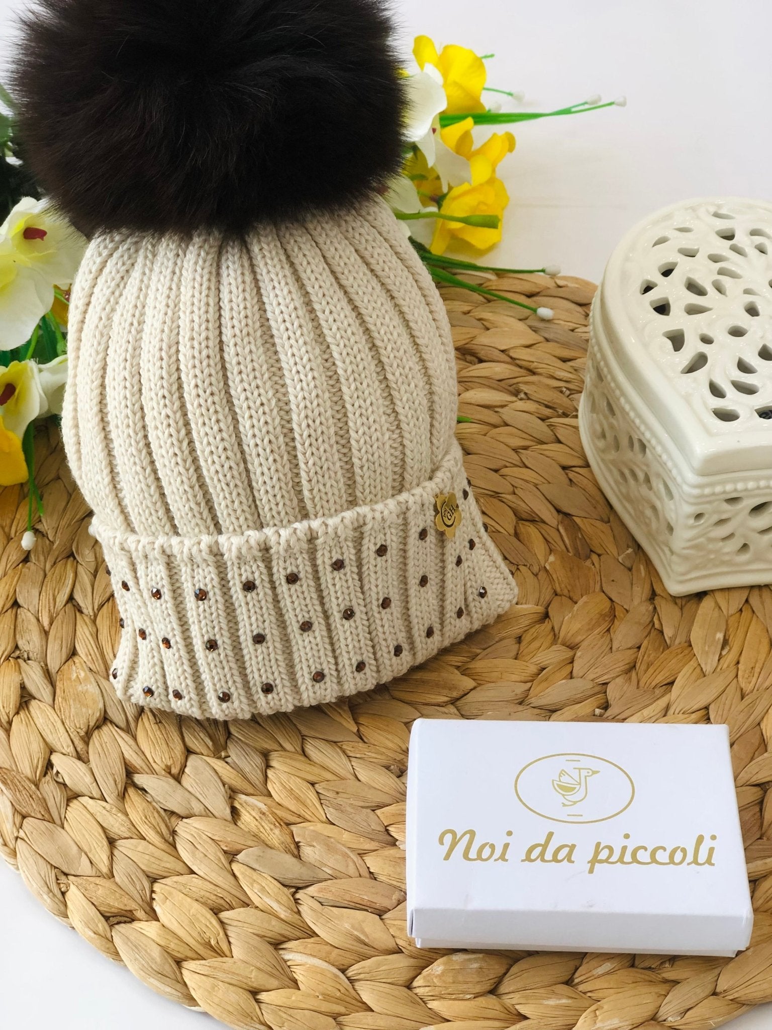 CAPPELLINO BEIGE CON PON POM IN VOLPE E SWAROVSKI - Noi da piccoli