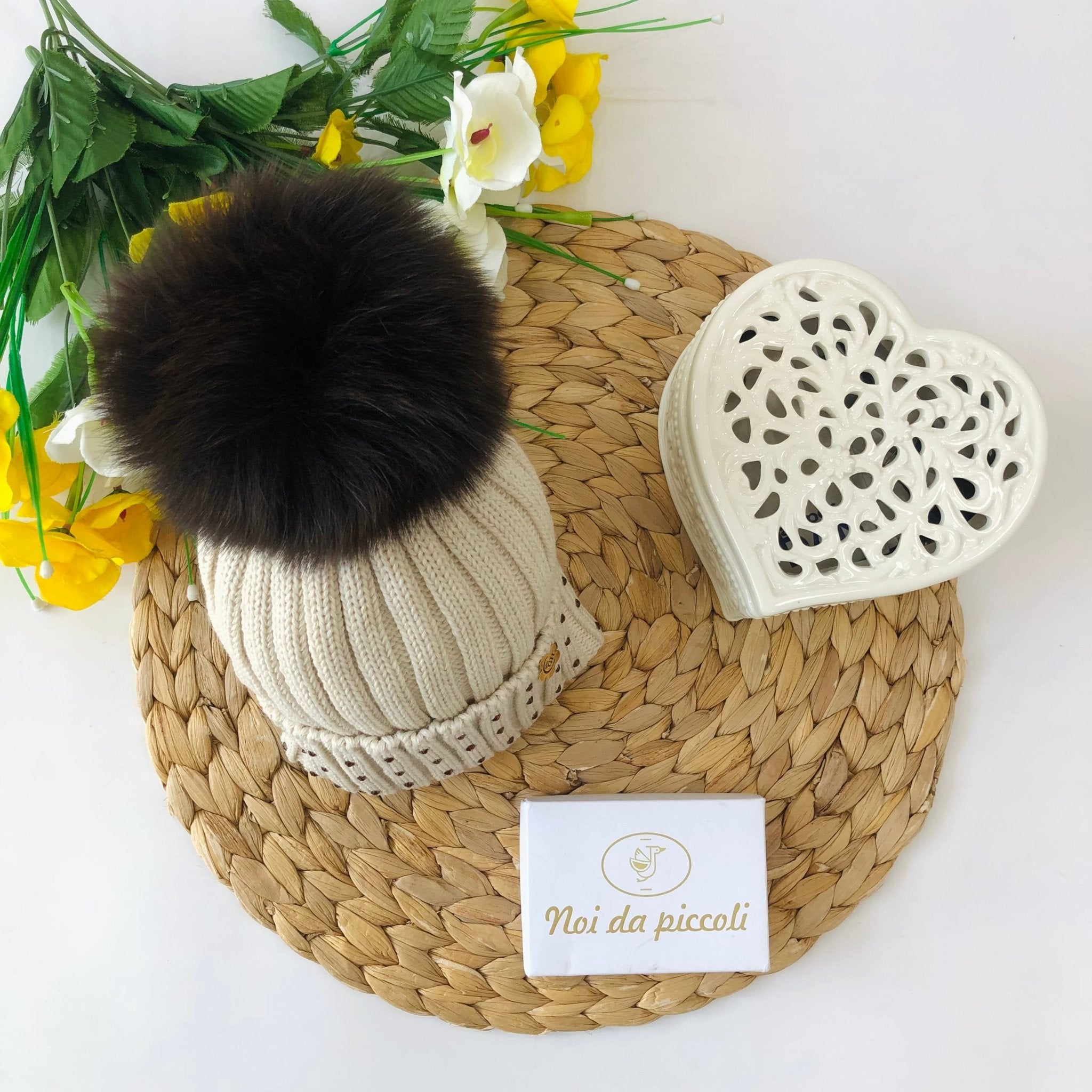 CAPPELLINO BEIGE CON PON POM IN VOLPE E SWAROVSKI - Noi da piccoli