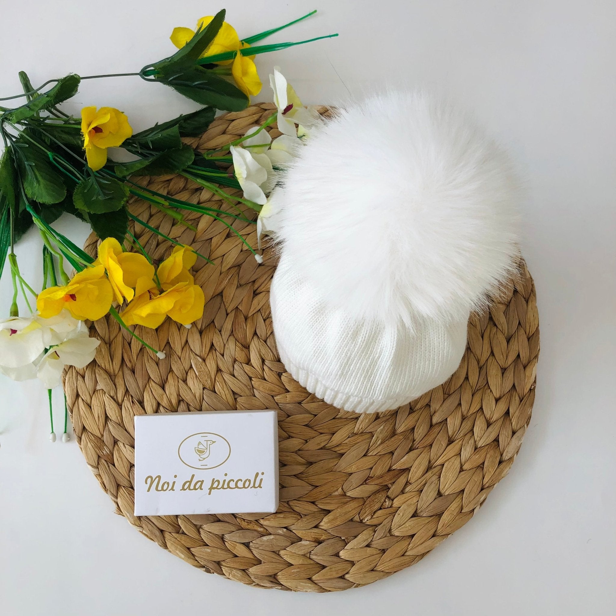 CAPPELLINO BIANCO CON PON POM IN ECOPELLICCIA E CASHMERE - Noi da piccoli