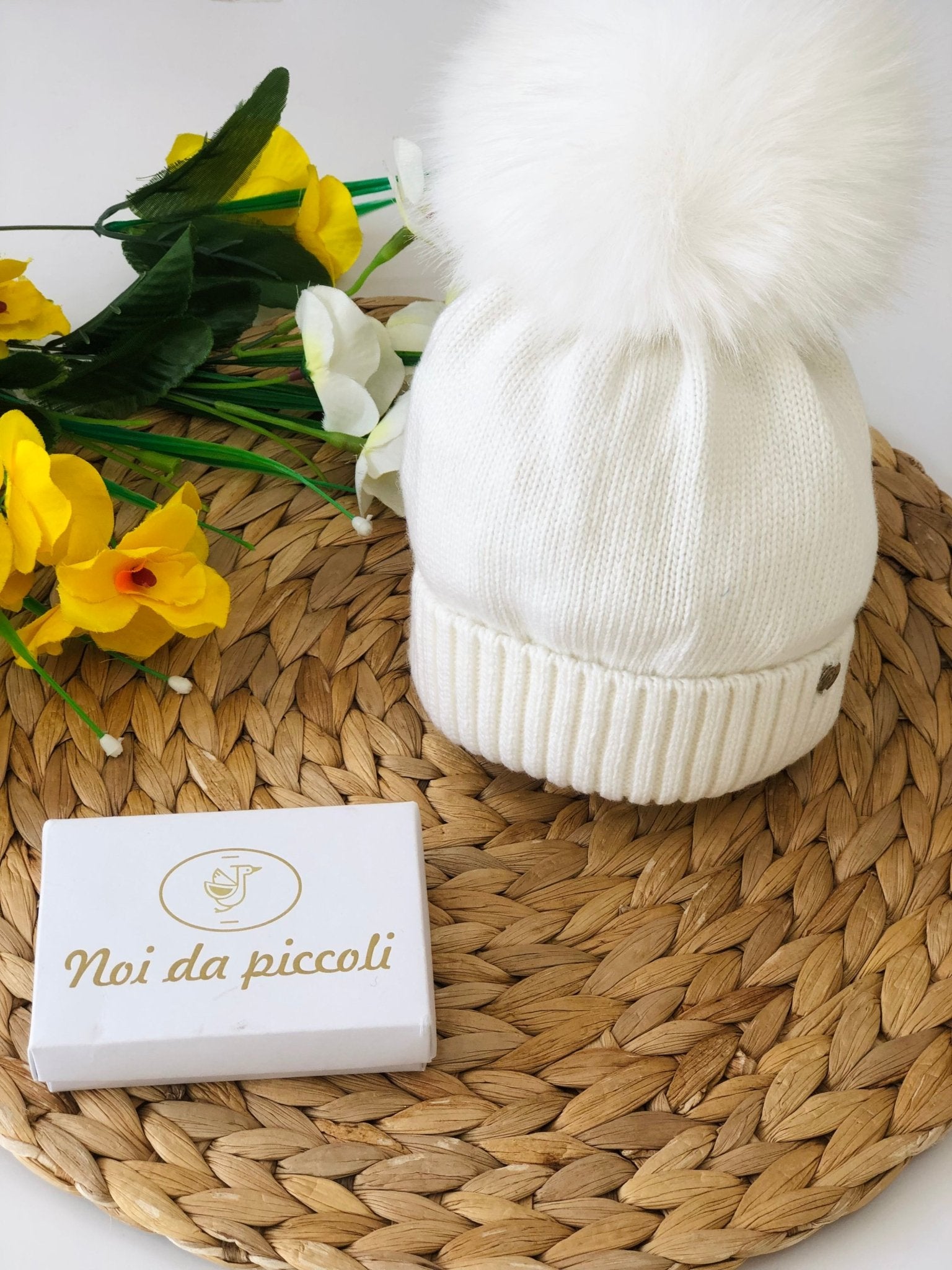 CAPPELLINO BIANCO CON PON POM IN ECOPELLICCIA E CASHMERE - Noi da piccoli