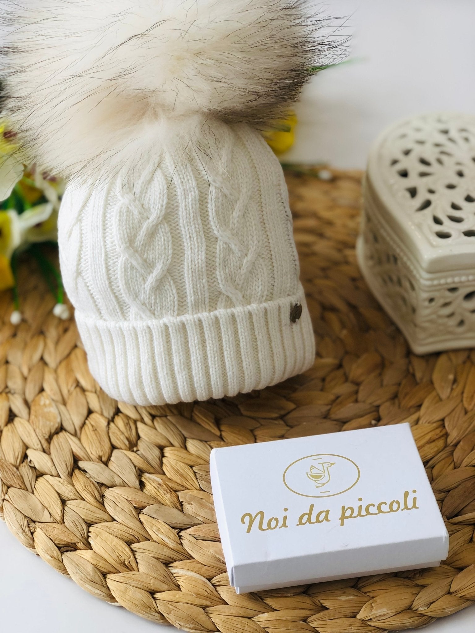 CAPPELLINO BIANCO CON PON POM IN VOLPE E CASHMERE - Noi da piccoli