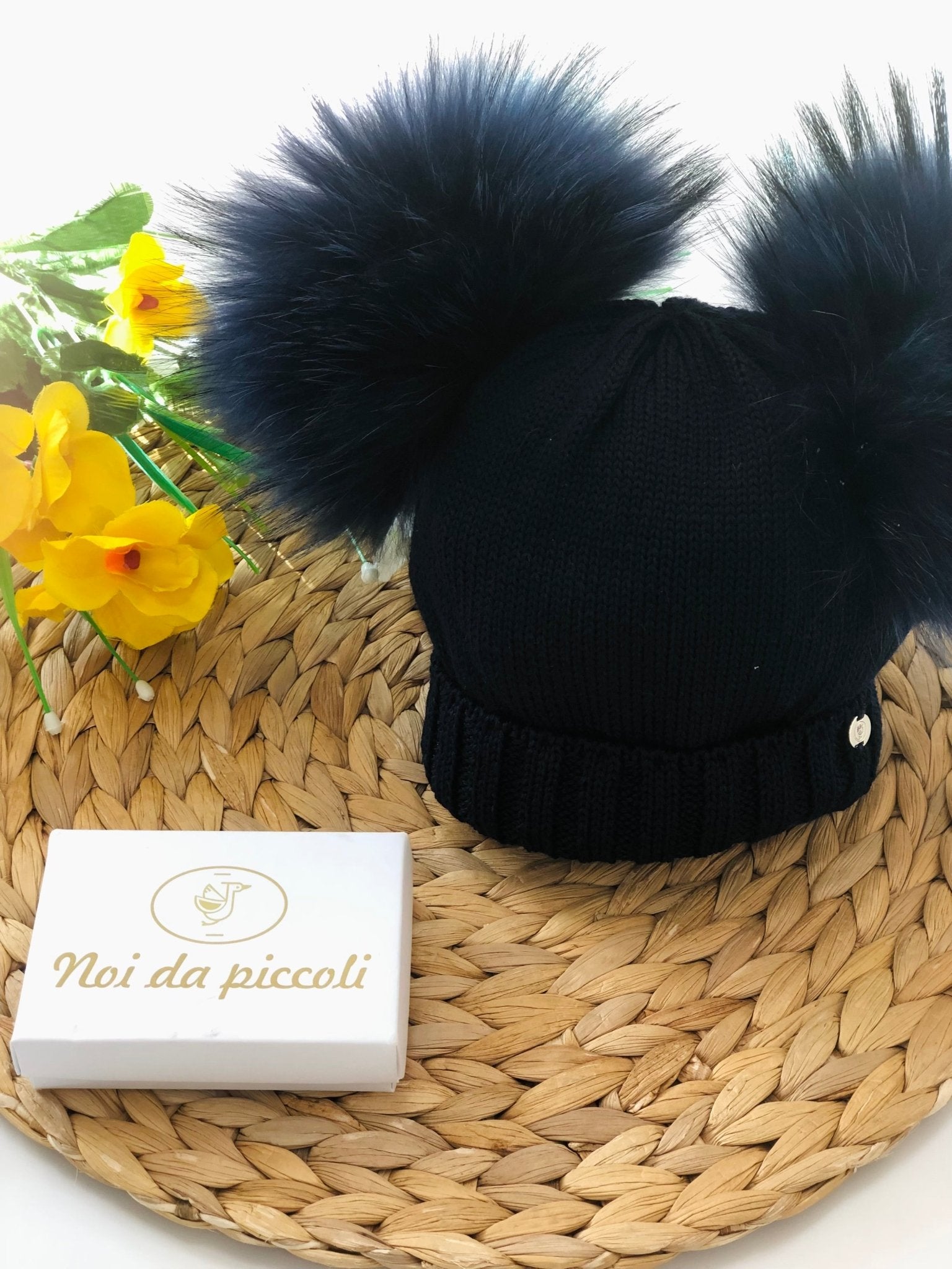 CAPPELLINO BLU CON 2 PON POM IN VOLPE MOURMANSKI - Noi da piccoli