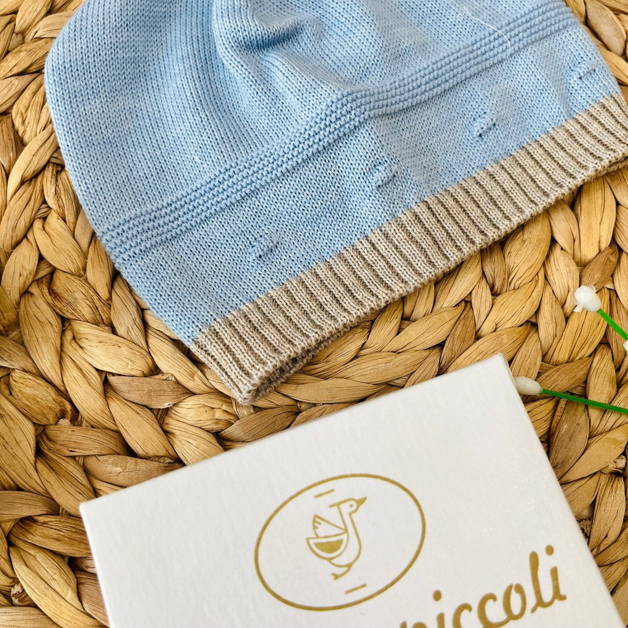 CAPPELLINO CELESTE E BORDINO BEIGE - Noi da piccoli