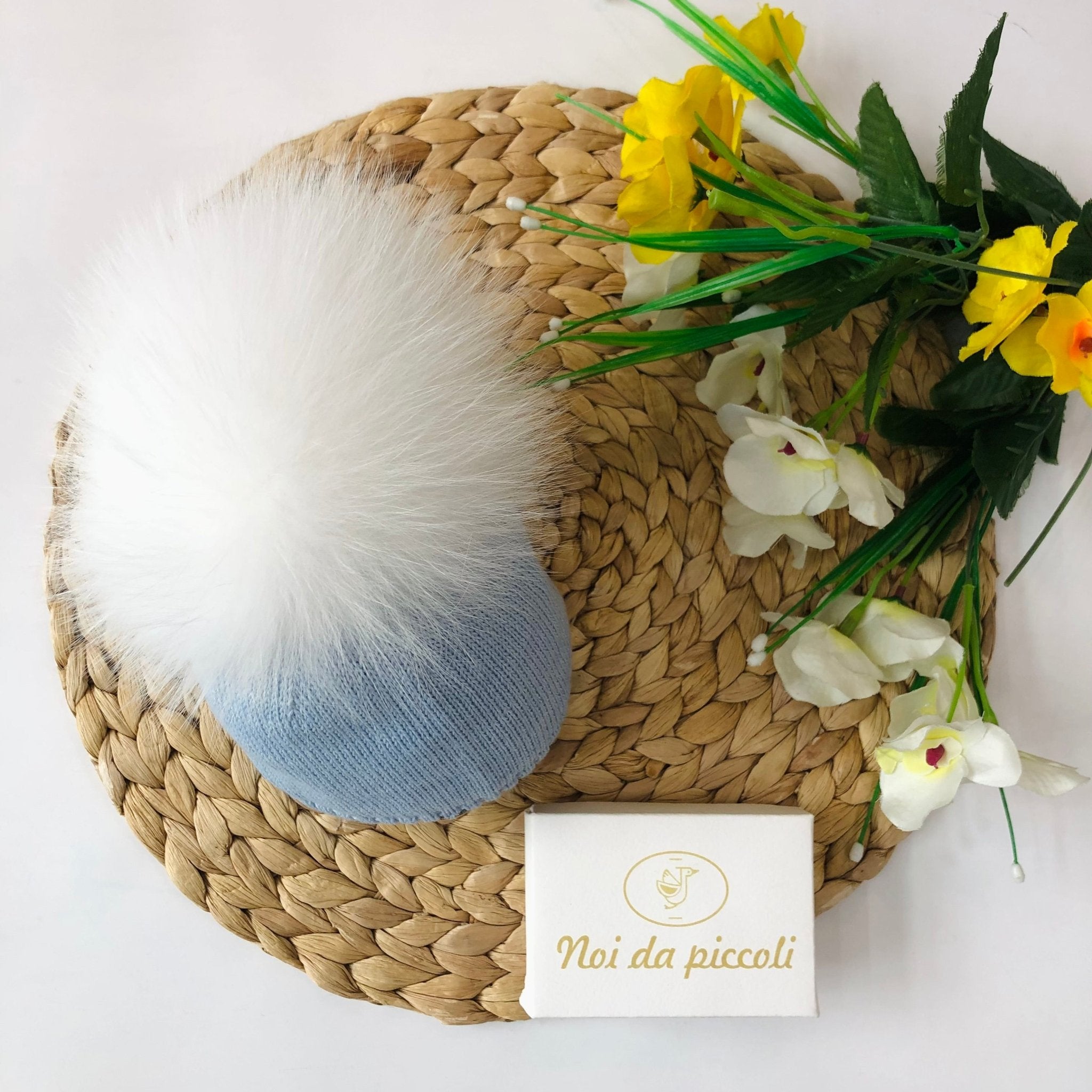 CAPPELLINO CIELO CON PON POM IN VOLPE BIANCO - Noi da piccoli