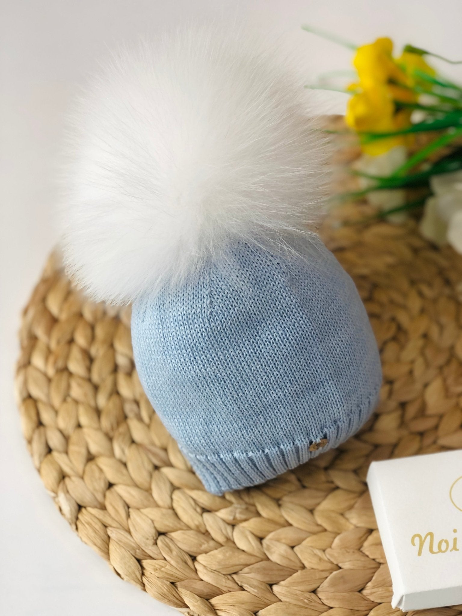 CAPPELLINO CIELO CON PON POM IN VOLPE BIANCO - Noi da piccoli