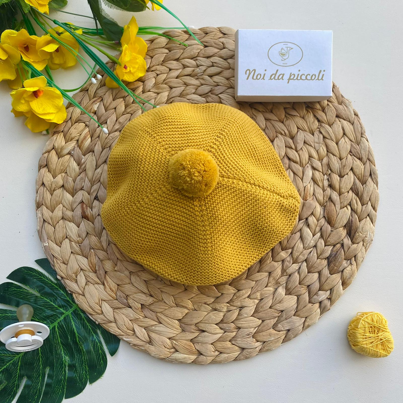 CAPPELLINO CON POM - POM 100% ACRILICO GIALLO SENAPE - Noi da piccoli