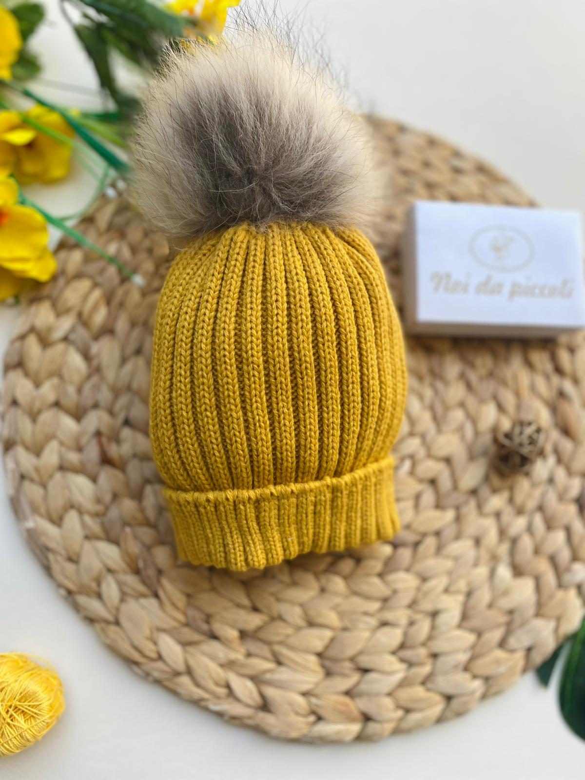 CAPPELLINO CON POM - POM 100% ACRILICO GIALLO SENAPE - Noi da piccoli
