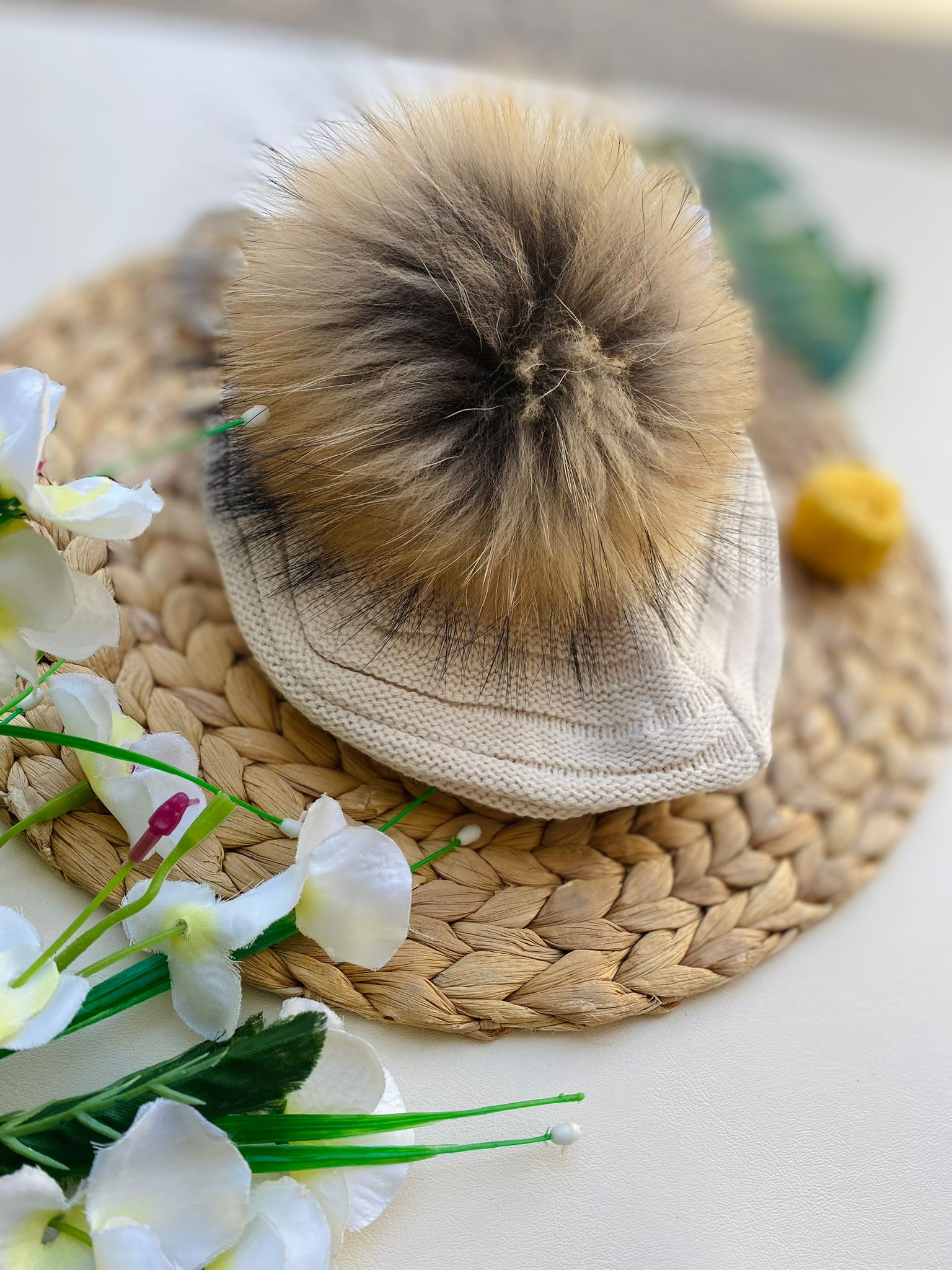 CAPPELLINO CON POM - POM IN PELLICCIA FILATO CALDO CREMA - Noi da piccoli
