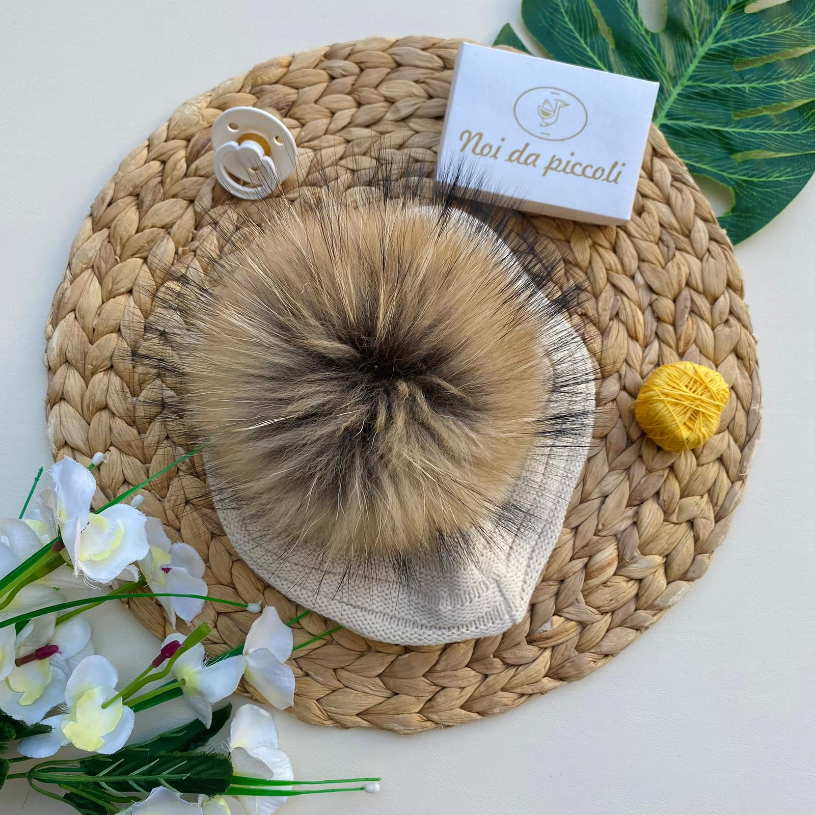 CAPPELLINO CON POM - POM IN PELLICCIA FILATO CALDO CREMA - Noi da piccoli