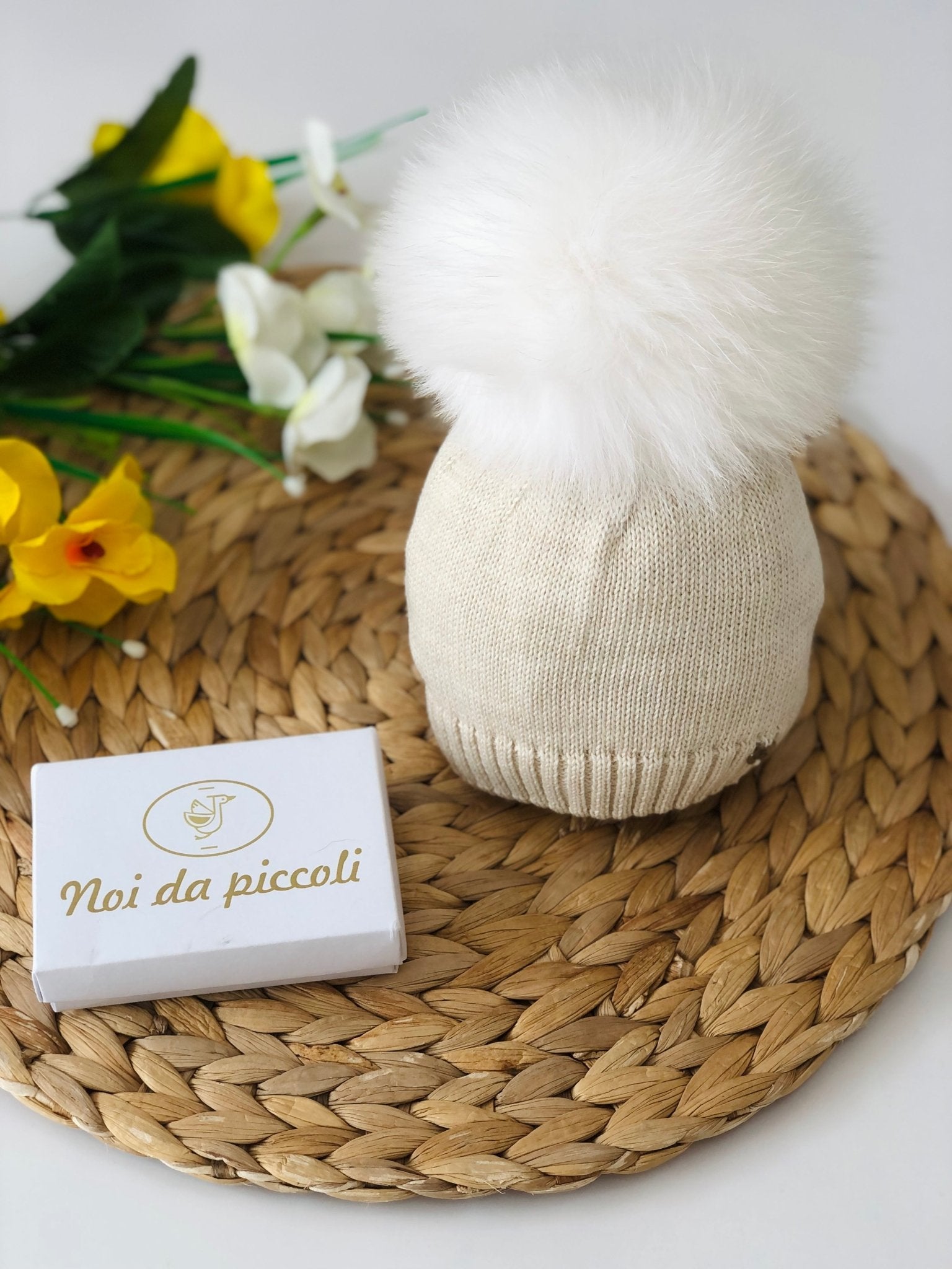 CAPPELLINO CON PON POM IN VOLPE BEIGE BIANCO - Noi da piccoli