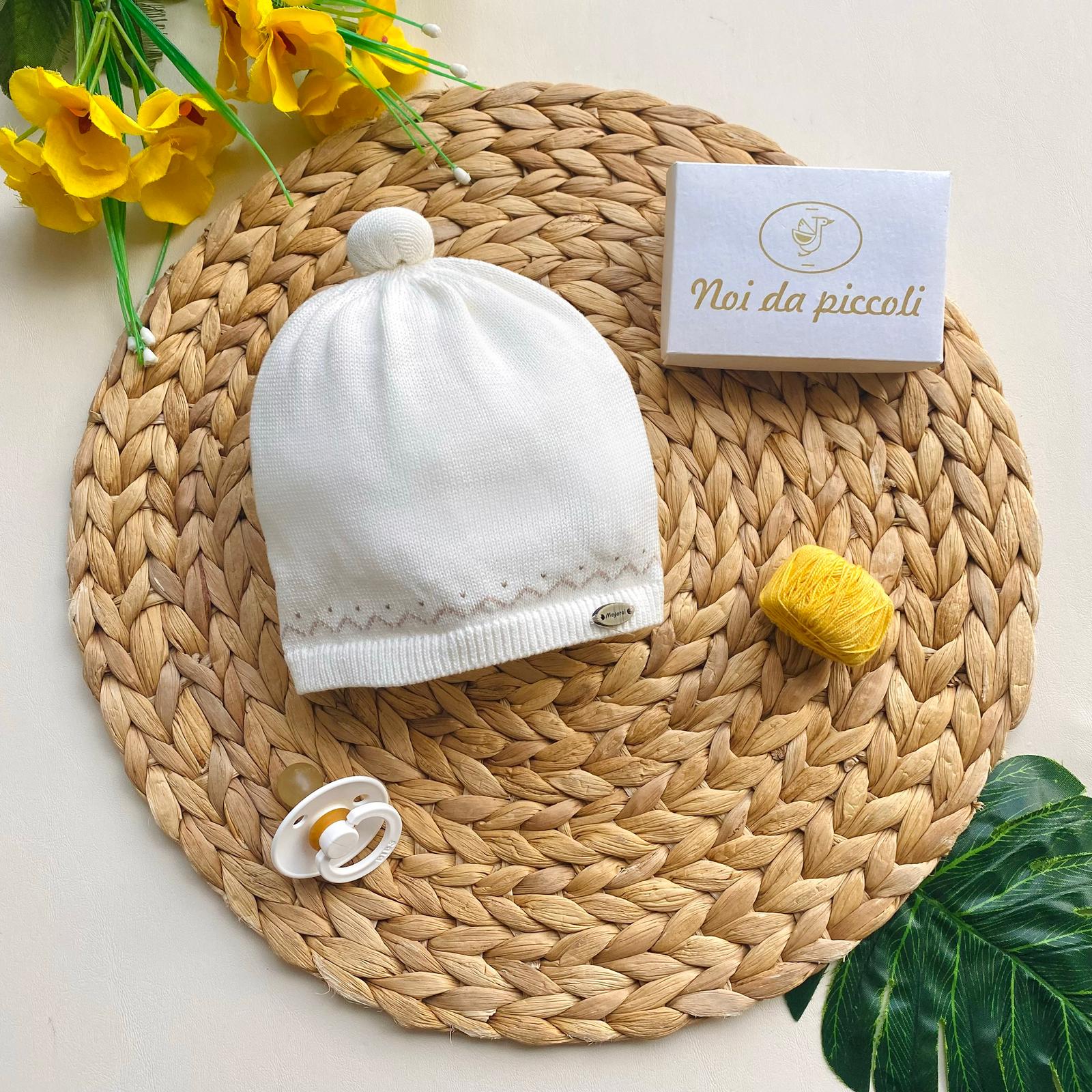 CAPPELLINO CON RICAMINI 100% ACRILICO CRUDO - Noi da piccoli