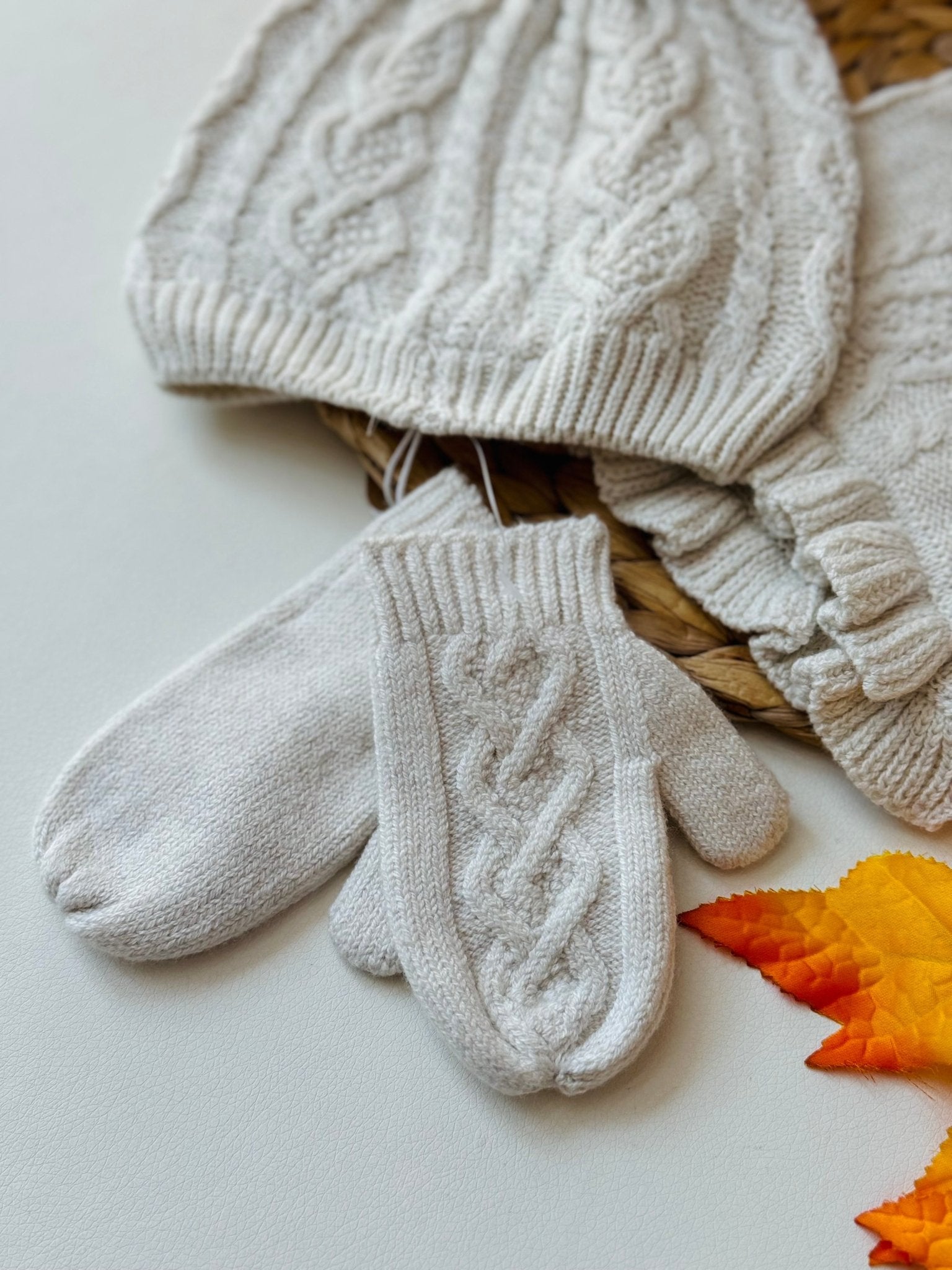 CAPPELLINO CON SCIARPA E GUANTINI LATTE - Noi da piccoli