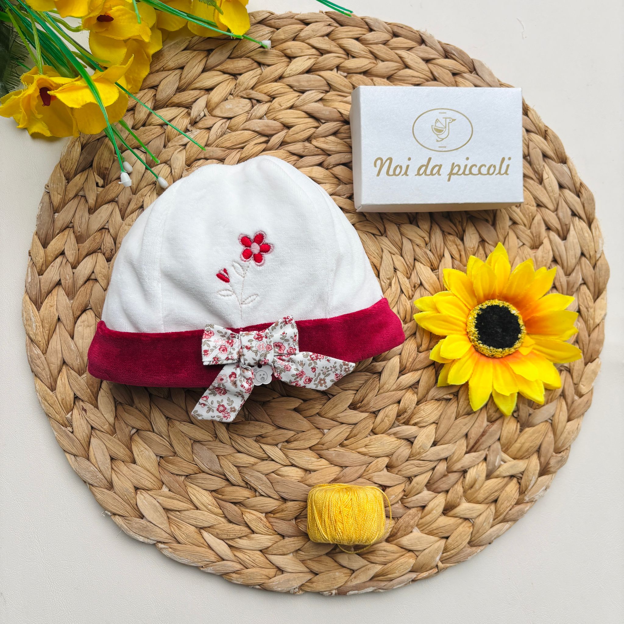 CAPPELLINO IN CINIGLIA CON FIOCCO E FIORELLINI BIANCO ROSSO - Noi da piccoli