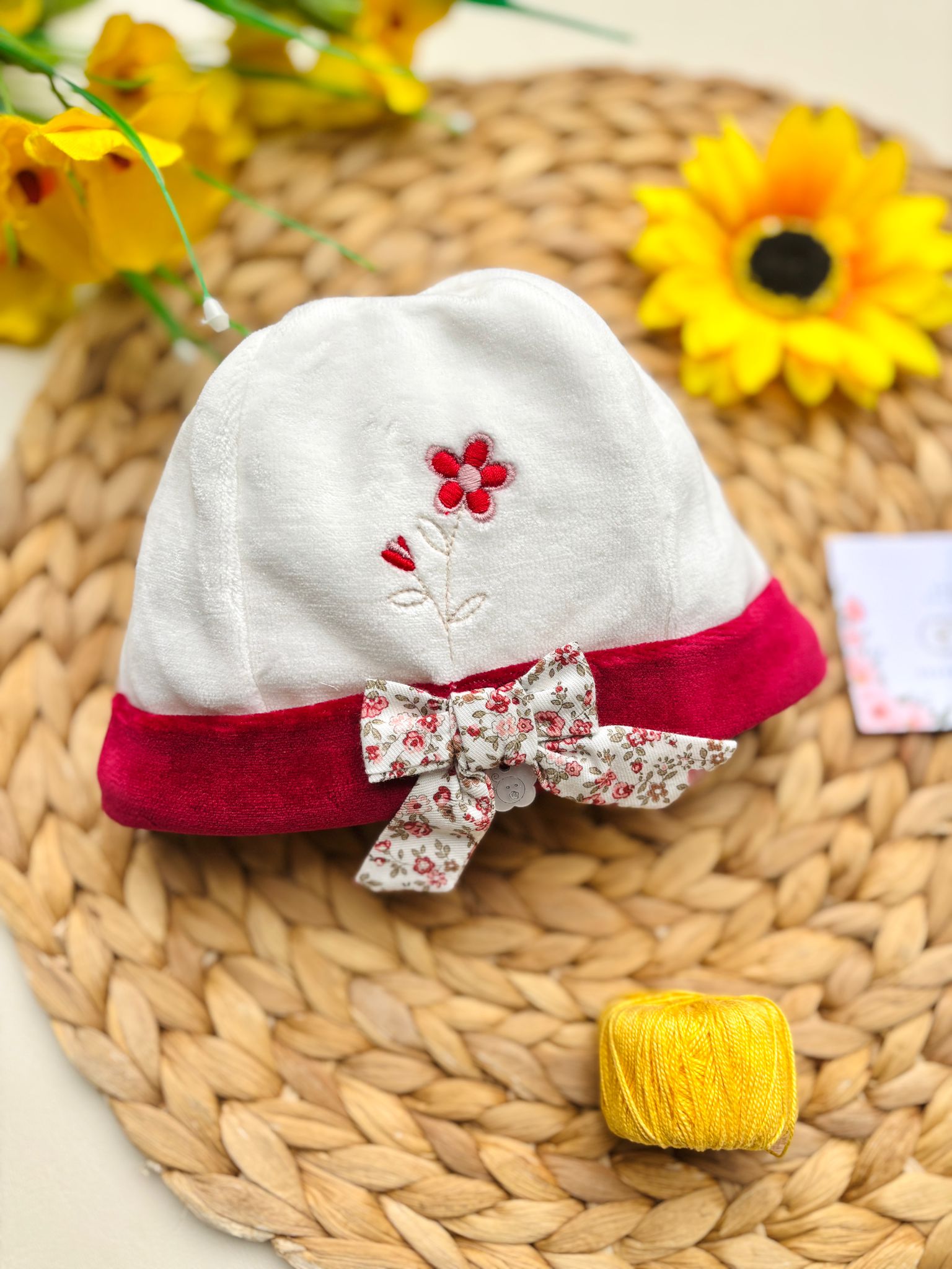 CAPPELLINO IN CINIGLIA CON FIOCCO E FIORELLINI BIANCO ROSSO - Noi da piccoli