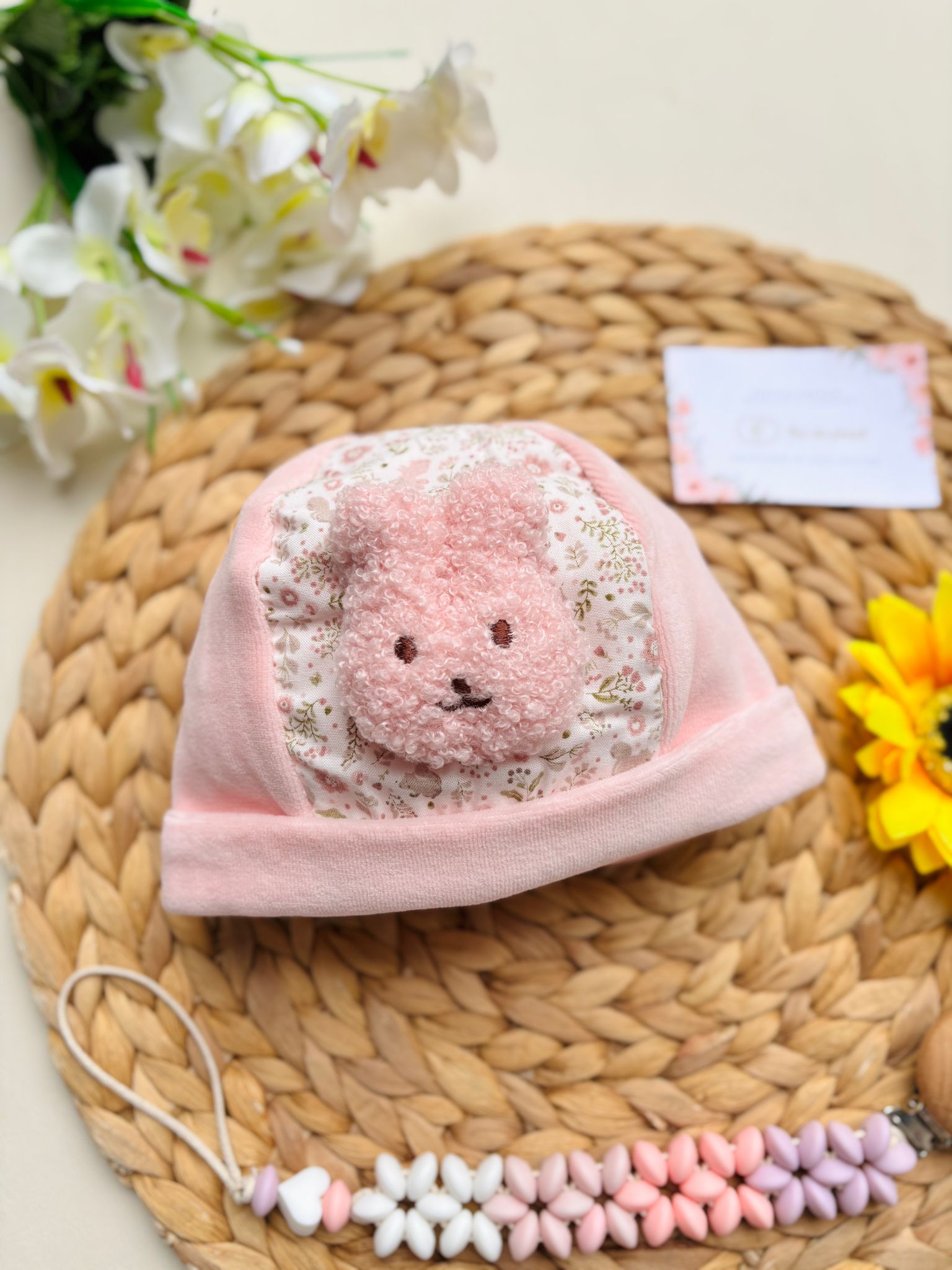 CAPPELLINO IN CINIGLIA CON FIORELLINI E ORSETTO ROSA - Noi da piccoli