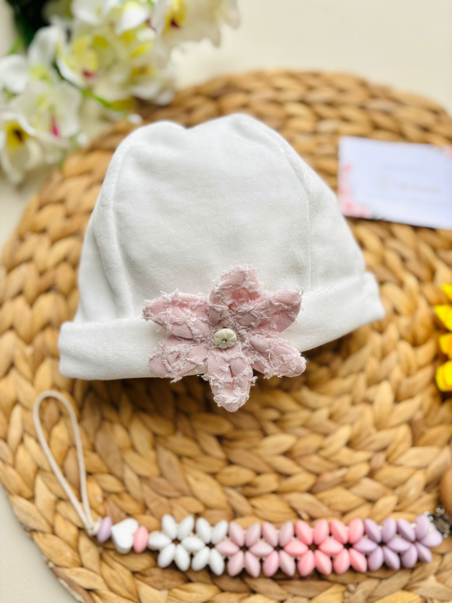 CAPPELLINO IN CINIGLIA CON FIORELLINO RICAMATO BIANCO ROSA - Noi da piccoli