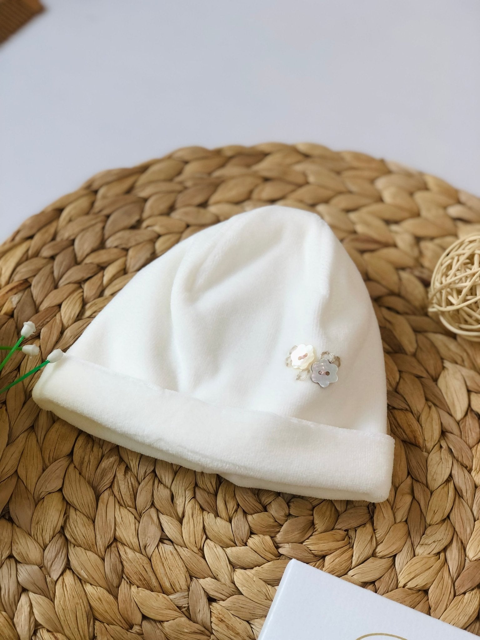 CAPPELLINO IN CINIGLIA PANNA CON BOTTONCINO FIORELLINO - Noi da piccoli