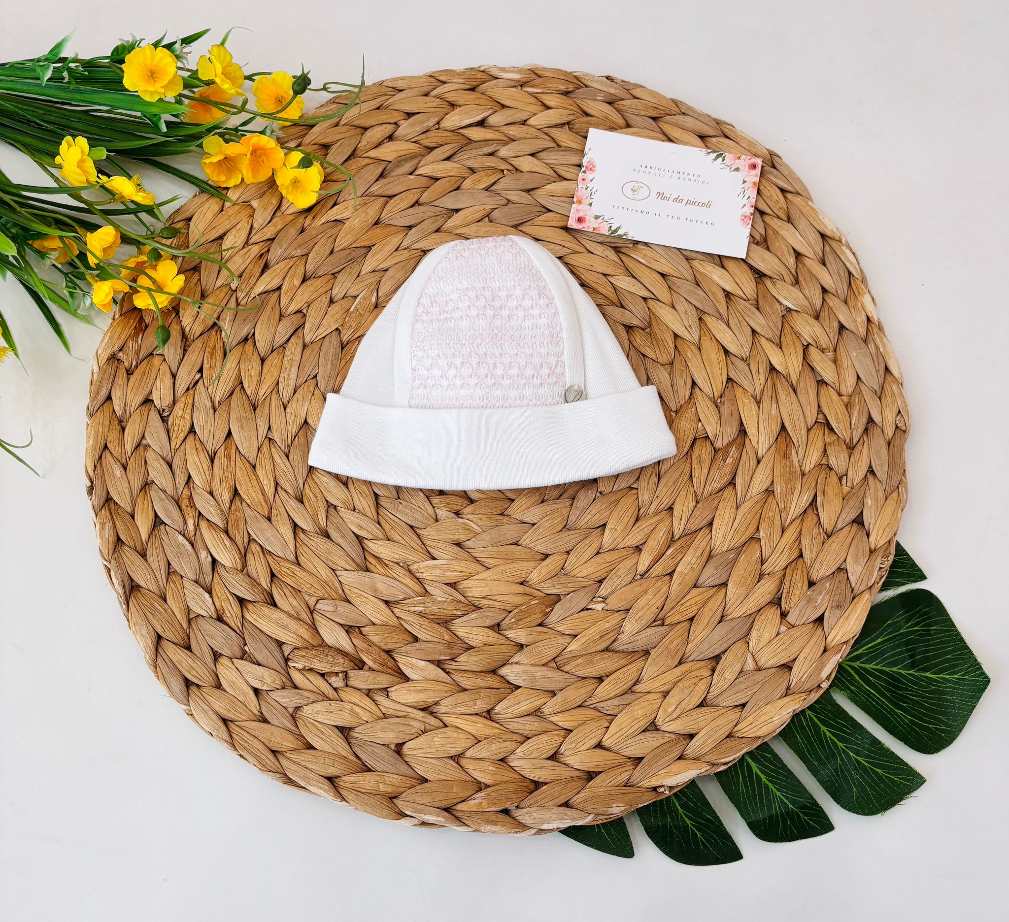 CAPPELLINO IN COTONE CON RICAMI BIANCO ROSA - Noi da piccoli