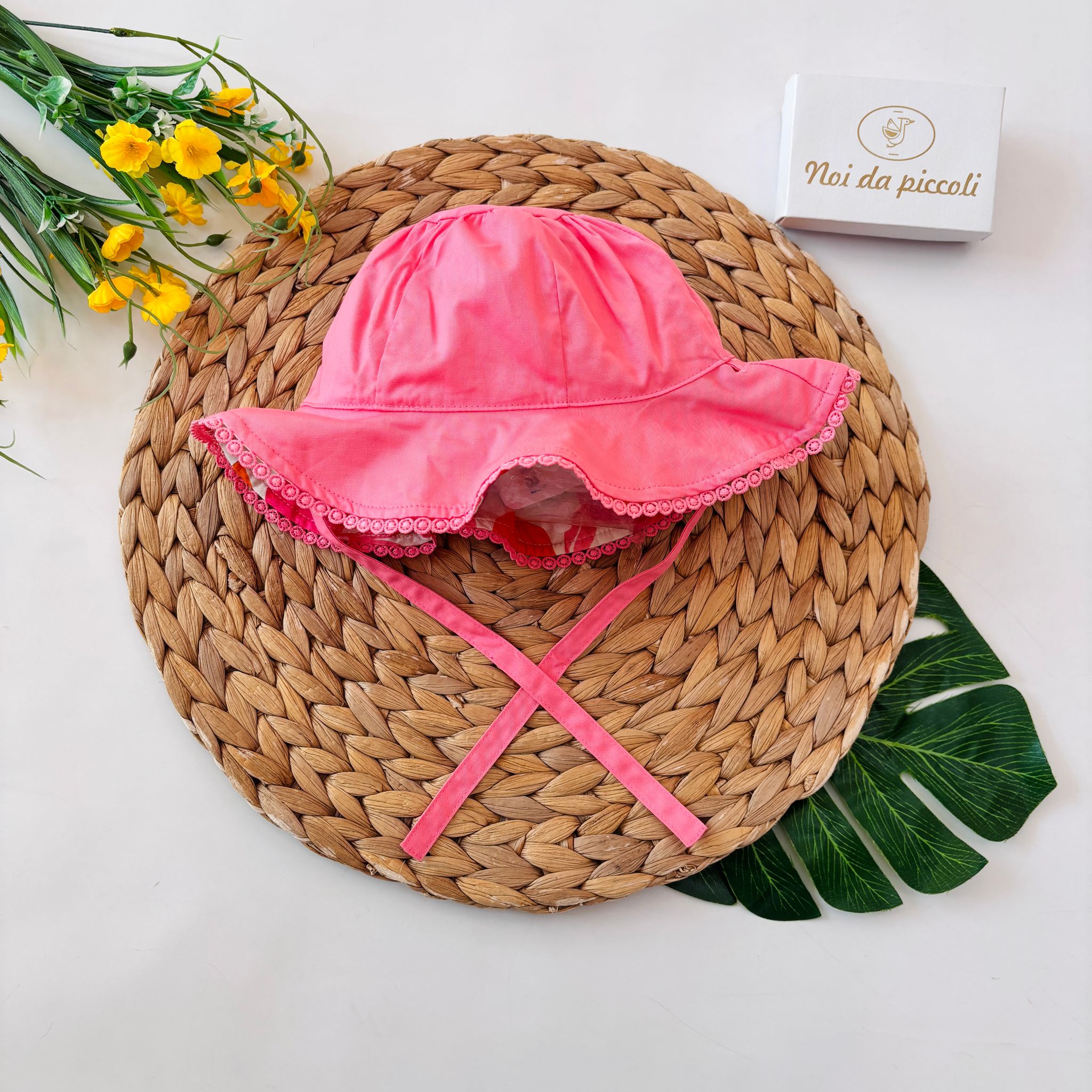 CAPPELLINO IN COTONE CON RICAMI ROSA - Noi da piccoli