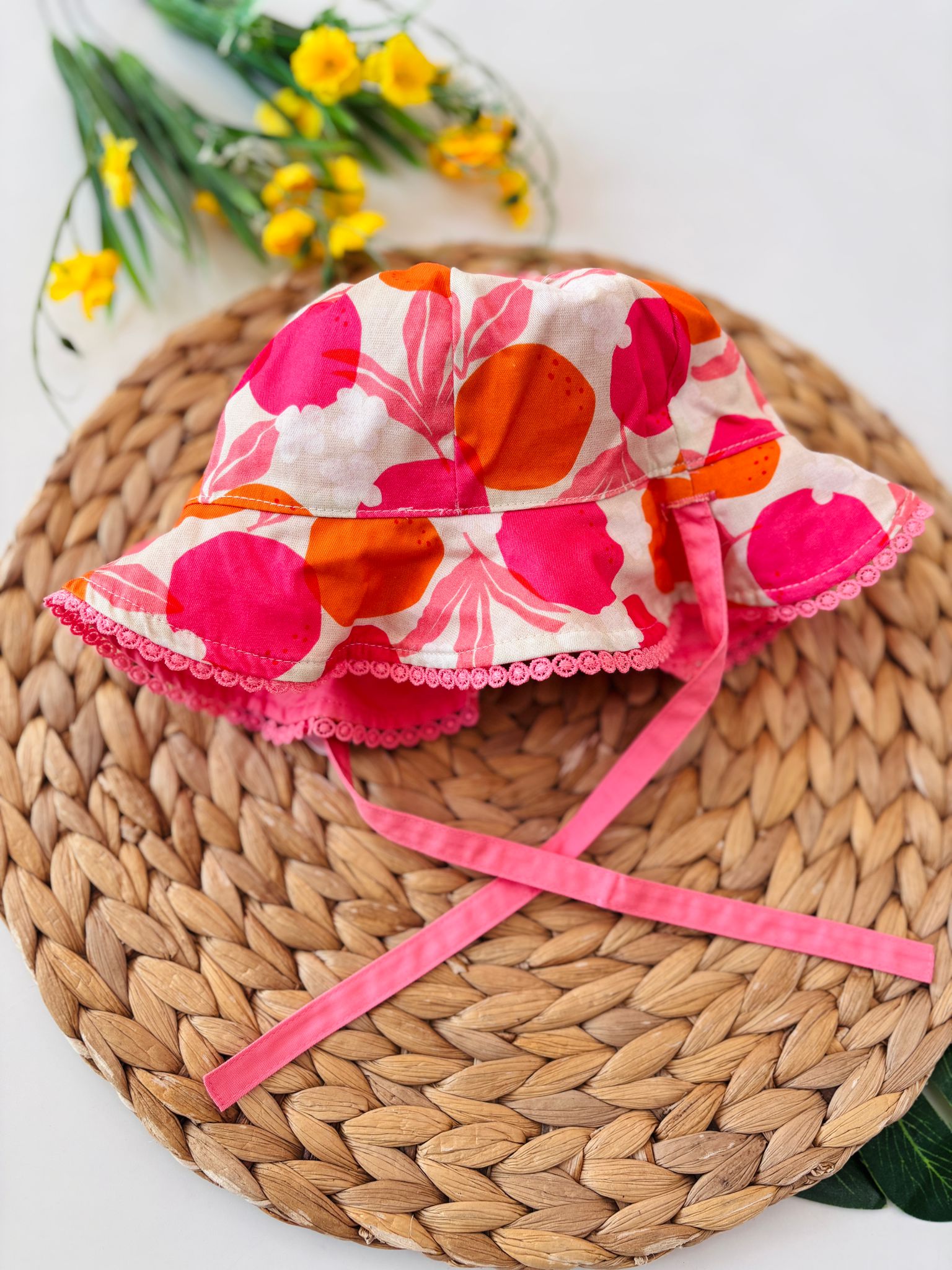 CAPPELLINO IN COTONE CON RICAMI ROSA - Noi da piccoli