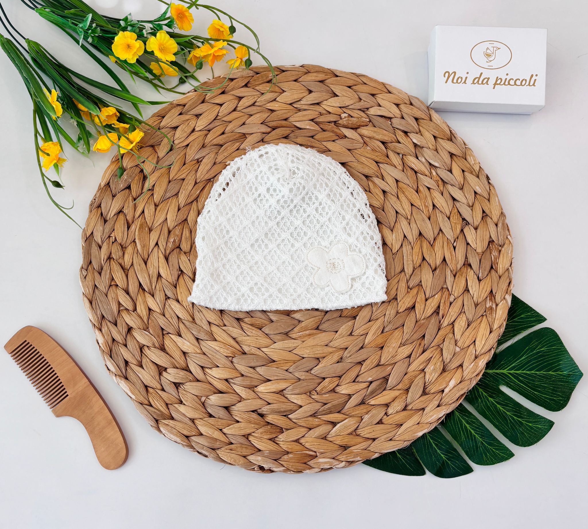 CAPPELLINO IN COTONE RICAMATO CON FIORELLINO BIANCO - Noi da piccoli