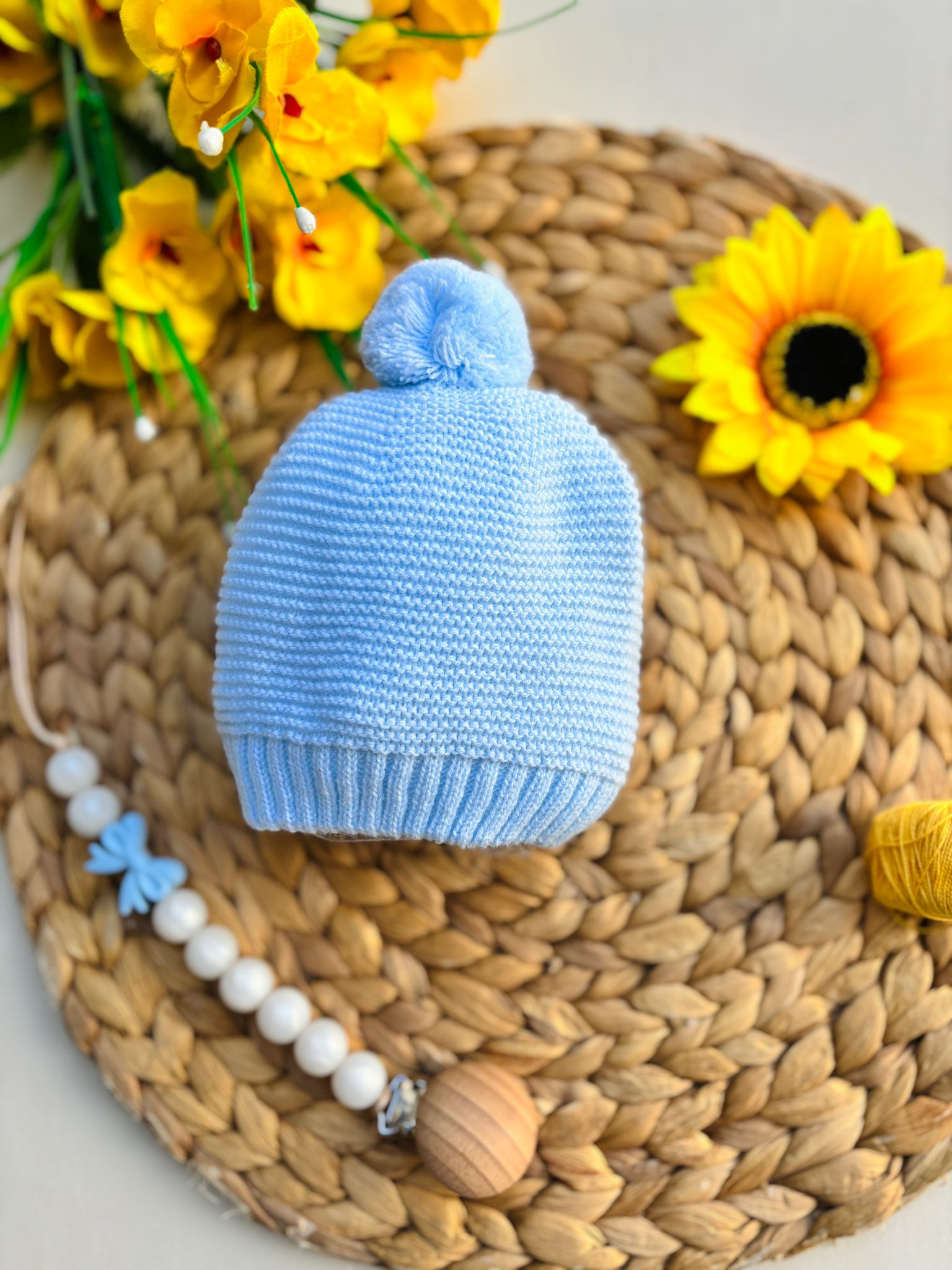 CAPPELLINO IN FILATO CALDO CON POMPON CELESTE - Noi da piccoli